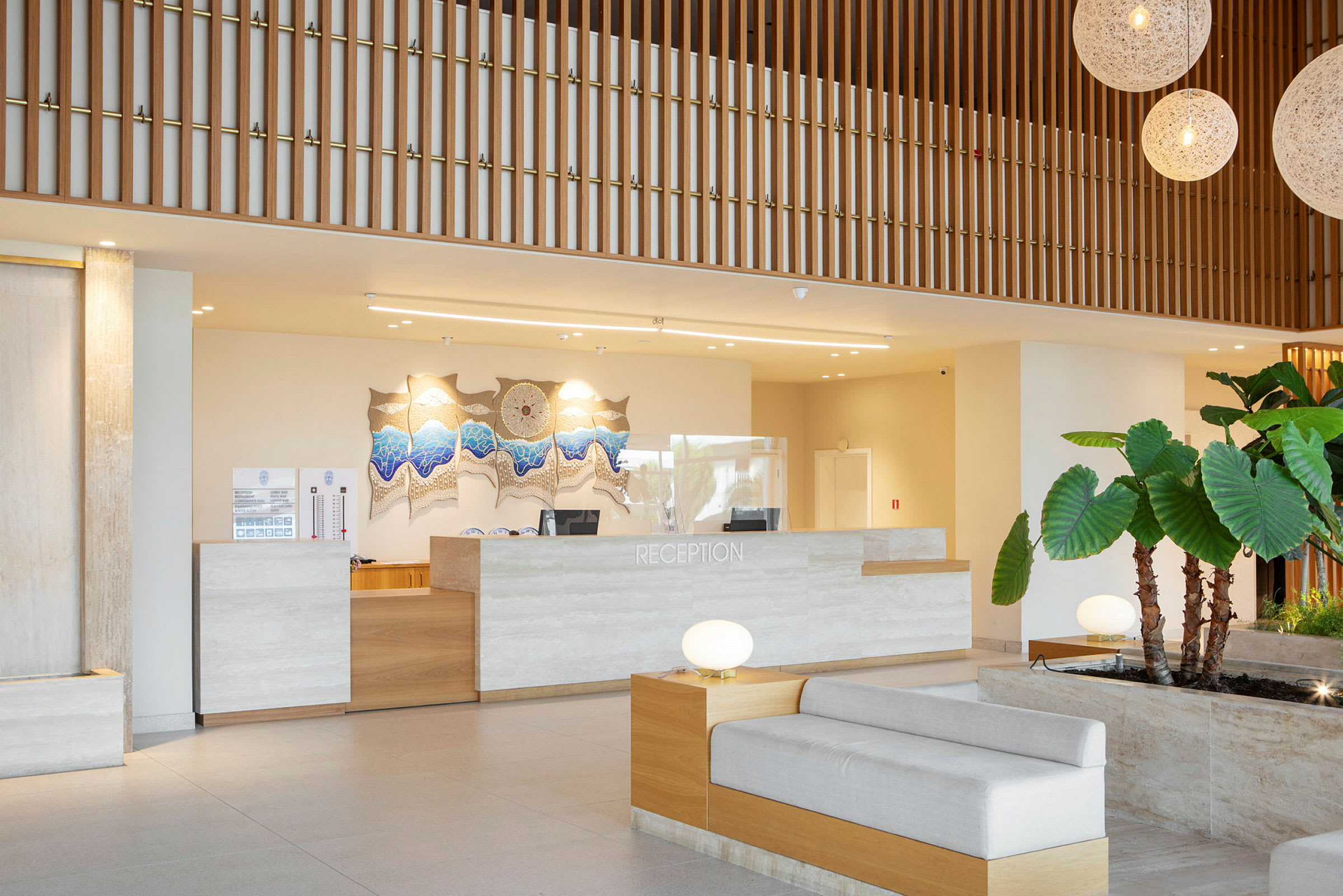 Receptionen på et moderne hotel med siddepladser og dekorationer. (AI-genereret tekst)