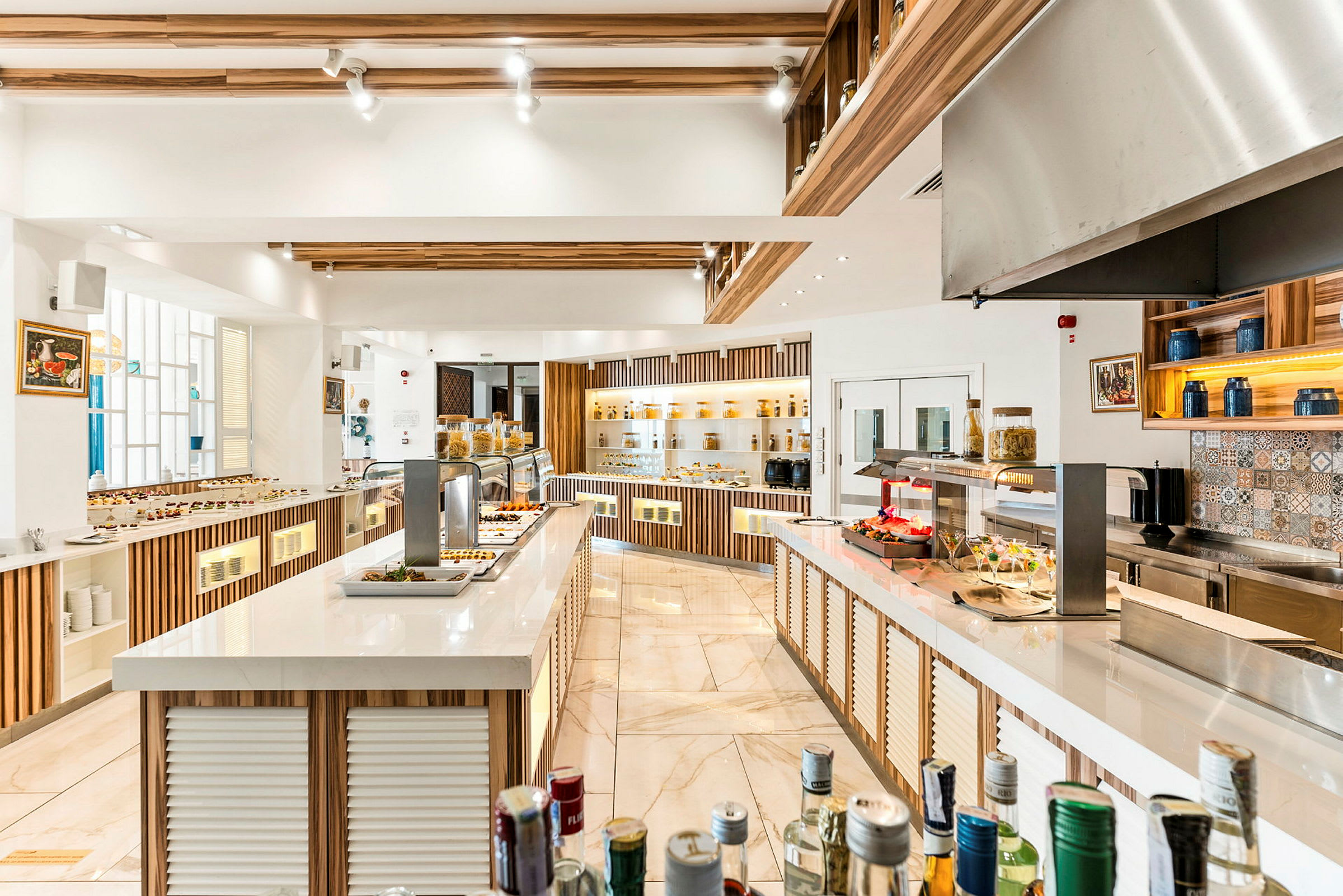 Et billede af en moderne buffet med madudstillinger og elegant interiør. (AI-genereret tekst)