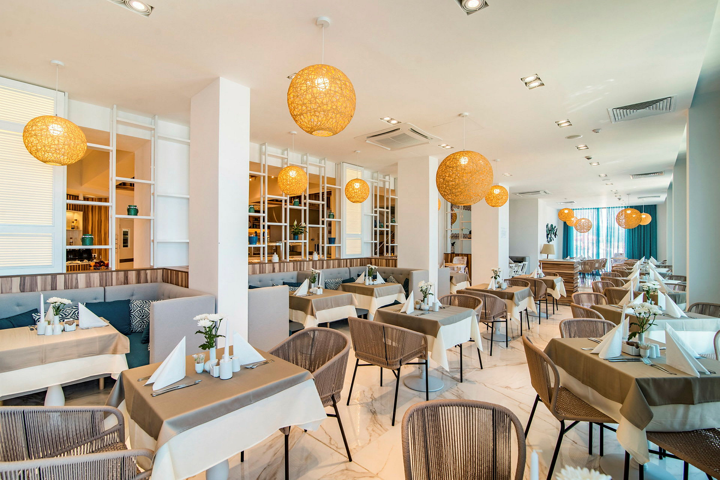 Billede af en restaurant med dækkede borde og dekorative hængende lamper. (AI-genereret tekst)