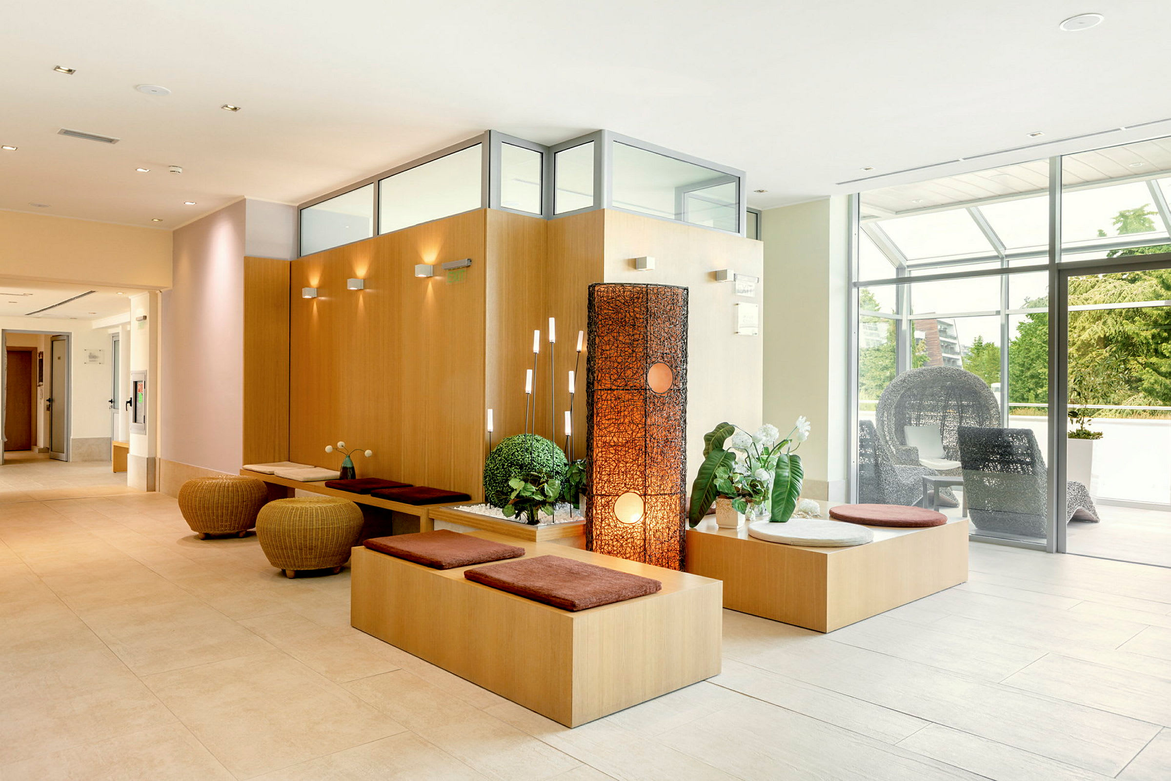 Lys og moderne indendørs lounge med siddepladser og planten dekorationer. (AI-genereret tekst)