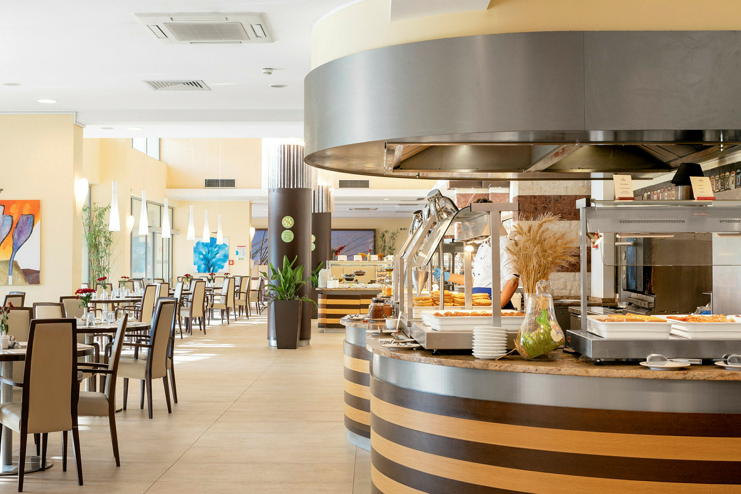 Billede af en restaurant med buffet og siddepladser. (AI-genereret tekst)