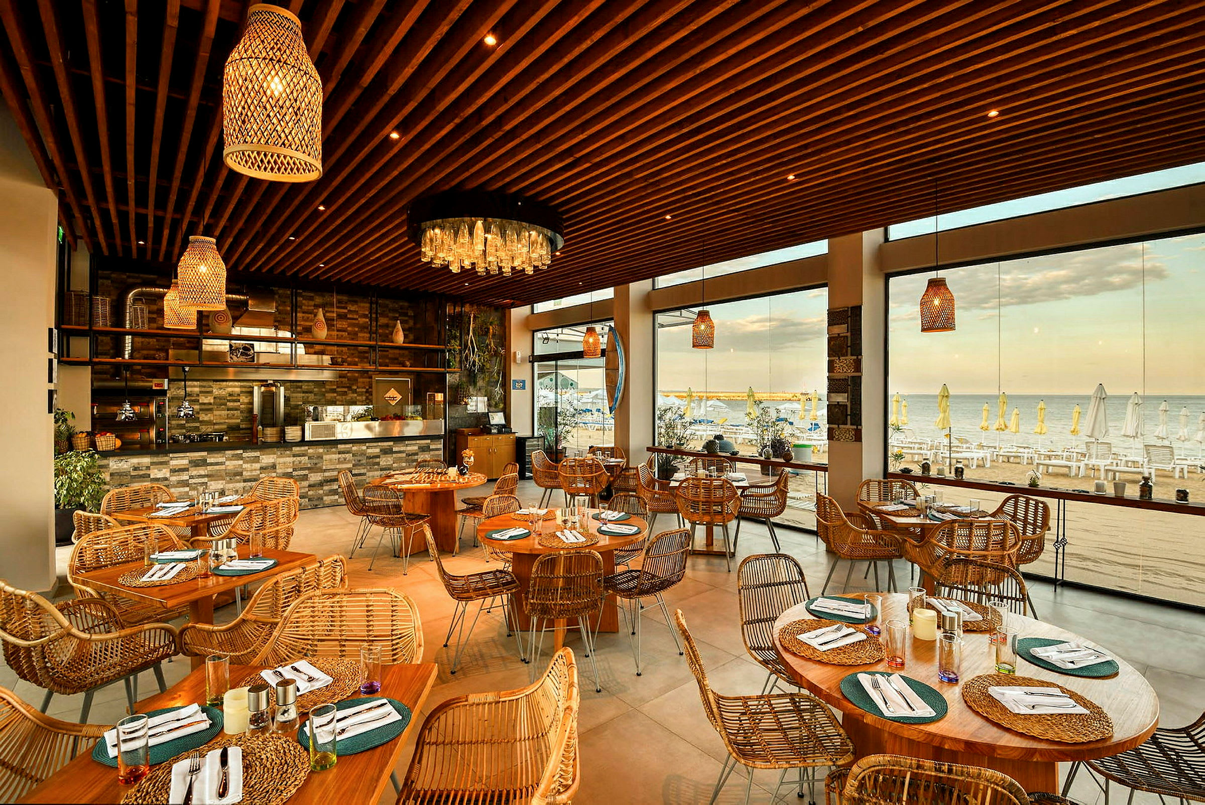 Restaurant med rottingstole og havudsigt. (AI-genereret tekst)