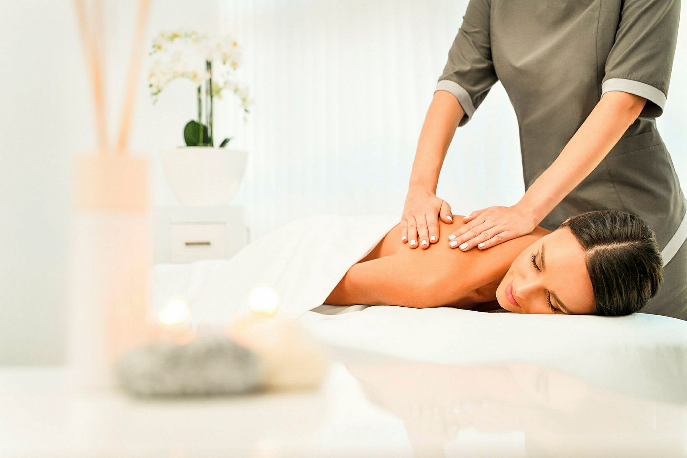 En person modtager massage på en spa-facilitet. (AI-genereret tekst)