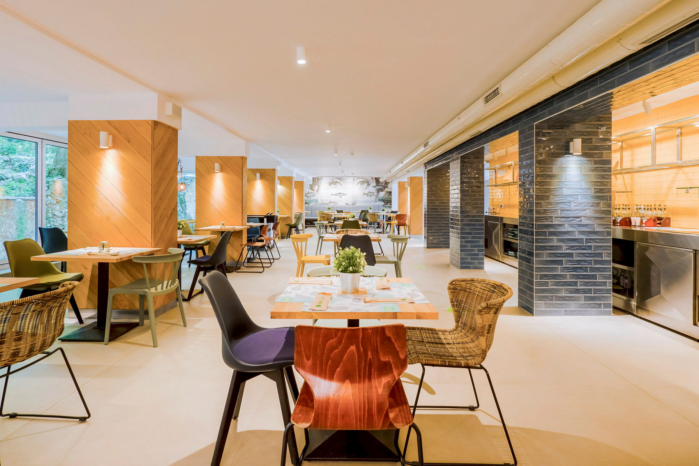 Interiør af en restaurant med borde og stole. (AI-genereret tekst)