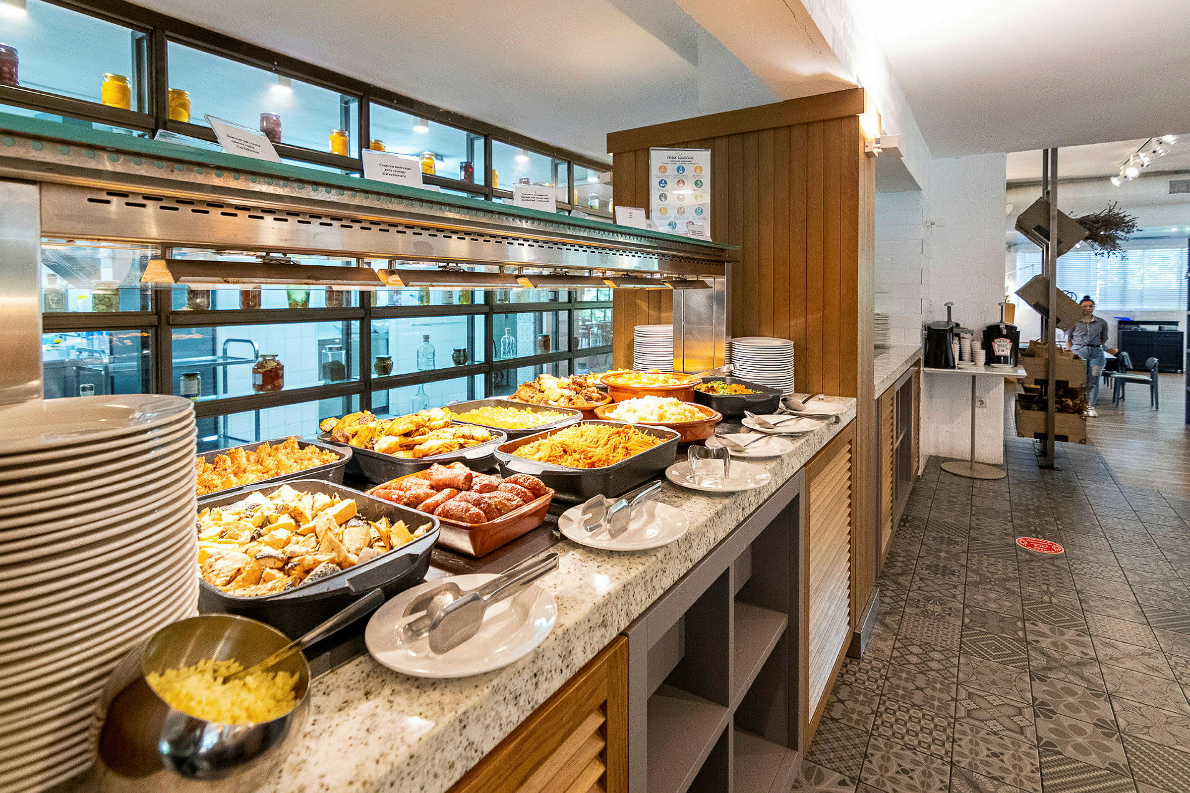 Buffet med forskellige retter i en spisesal. (AI-genereret tekst)