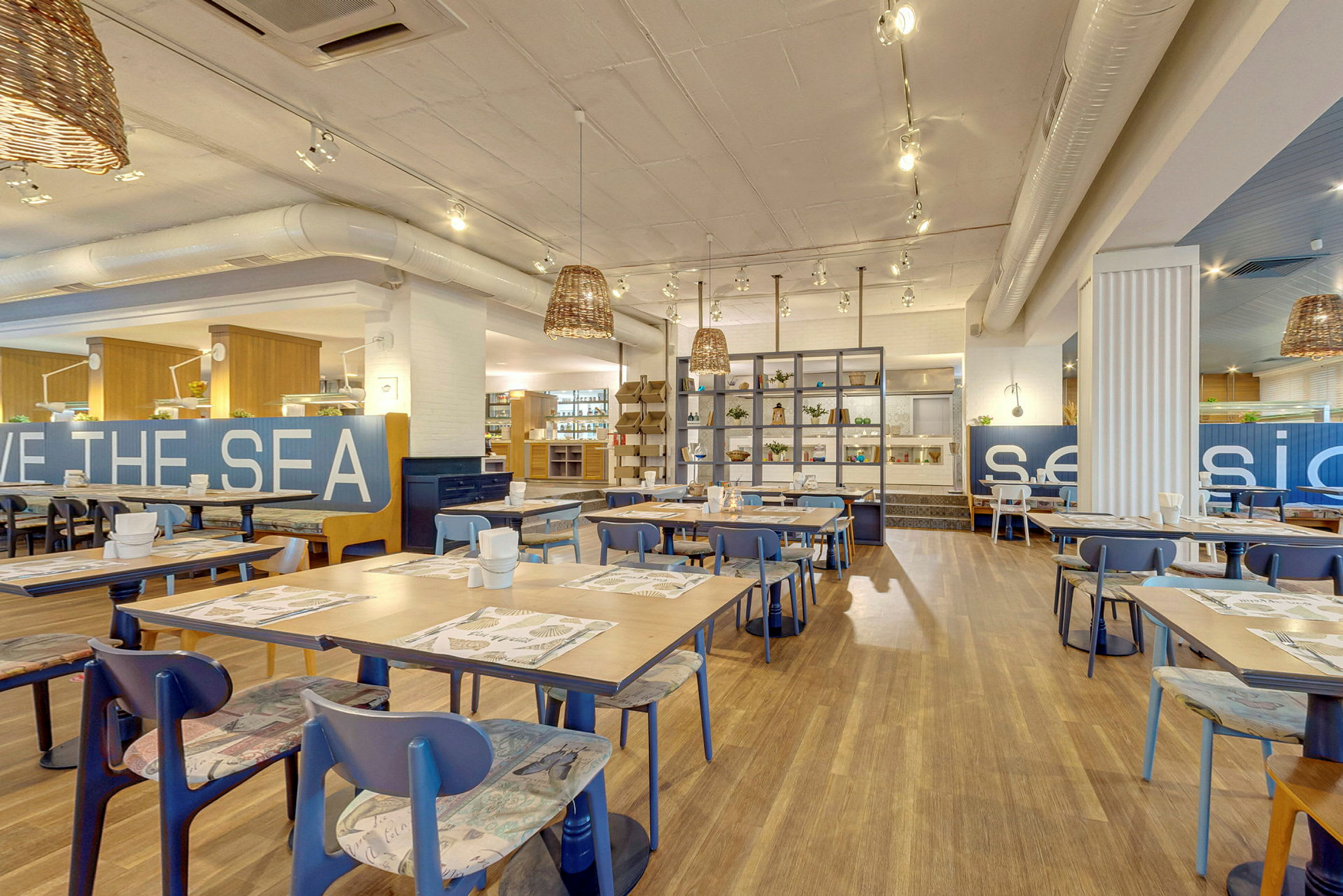 Moderne restaurant med dækkede borde og stilfuld indretning. (AI-genereret tekst)