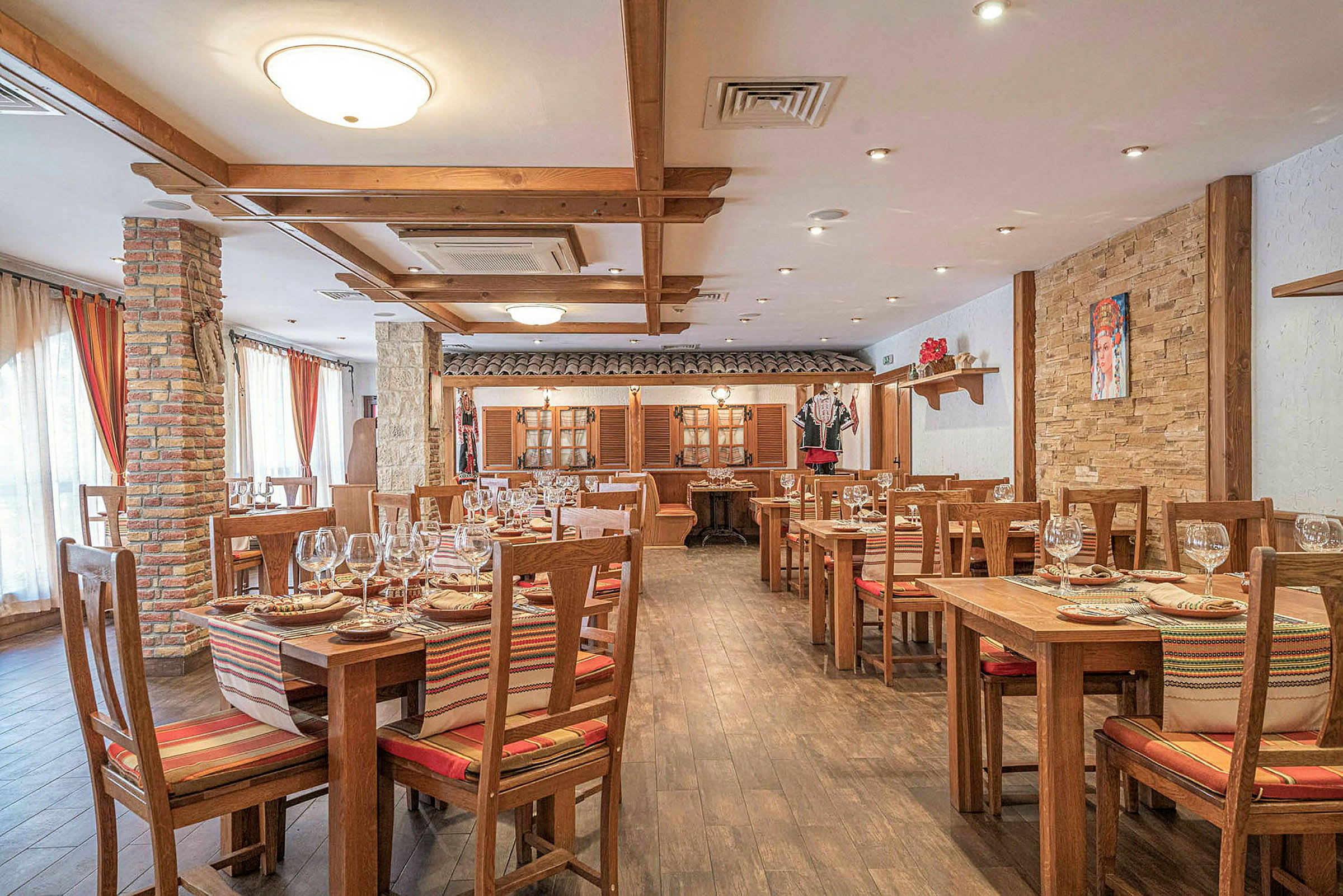 En restaurant med træborde og stole, traditionelt interiør og dækkede borde. (AI-genereret tekst)