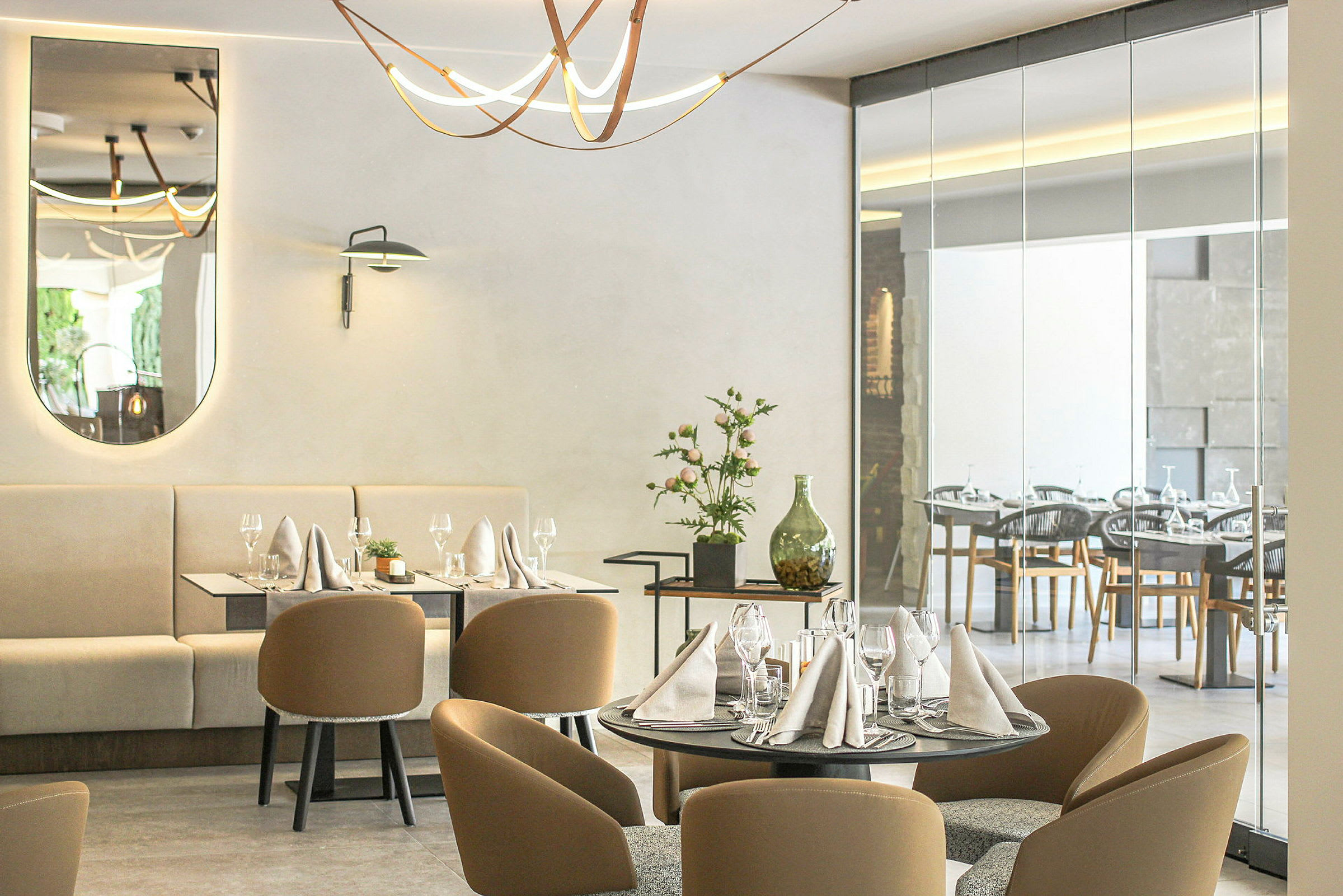 En elegant restaurant med dækkede borde og moderne indretning. (AI-genereret tekst)