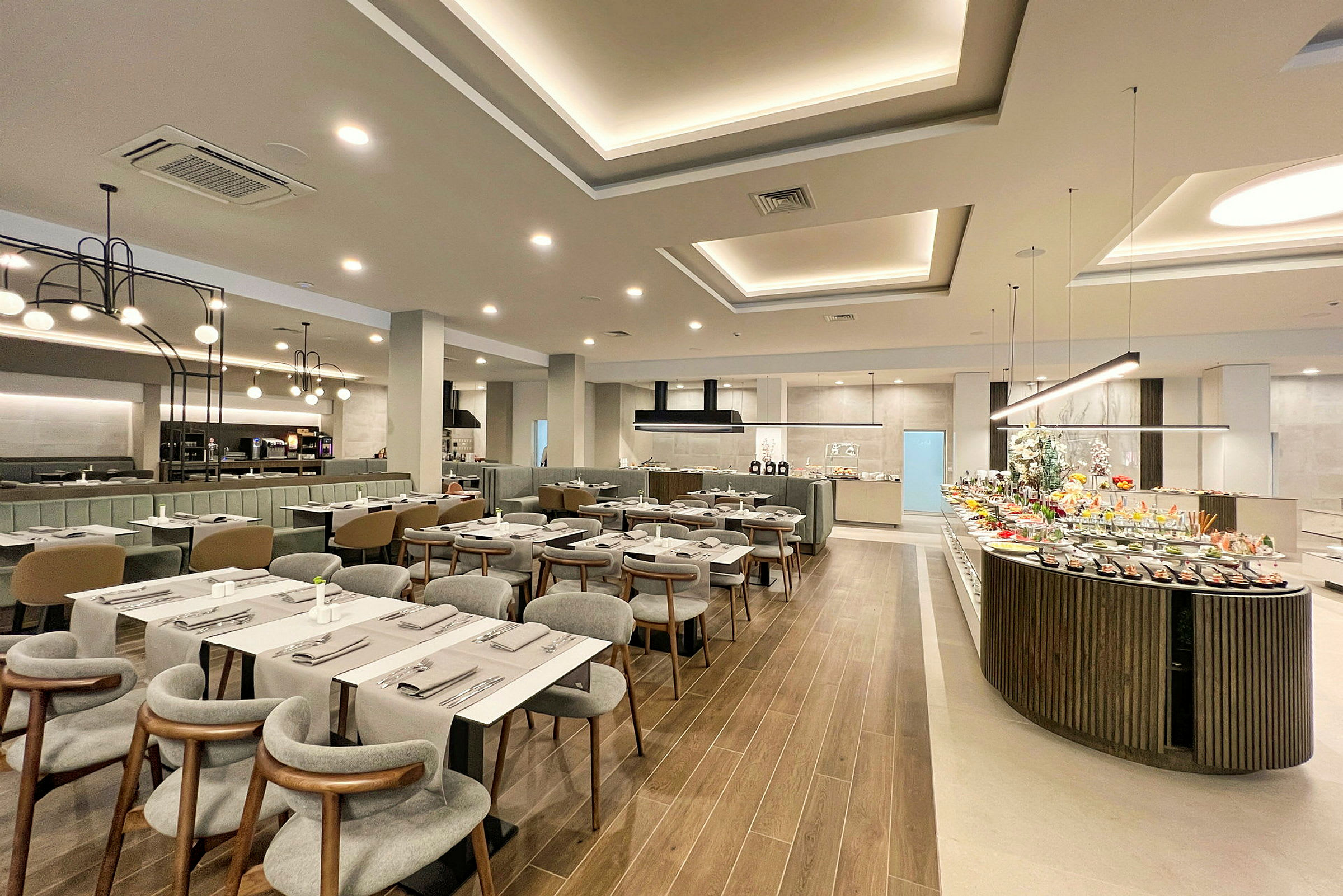 Elegant restaurant med siddepladser og buffetområde. (AI-genereret tekst)