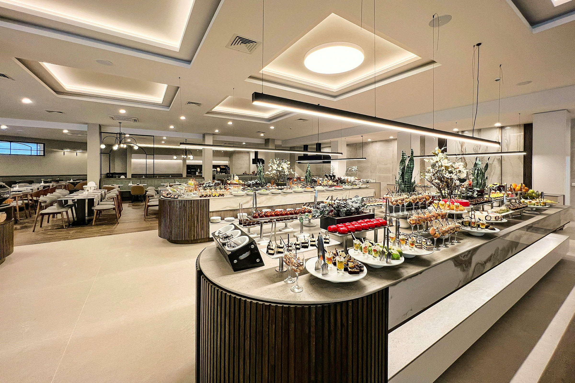 Buffetområde i en moderne restaurant med forskellige retter og desserter. (AI-genereret tekst)