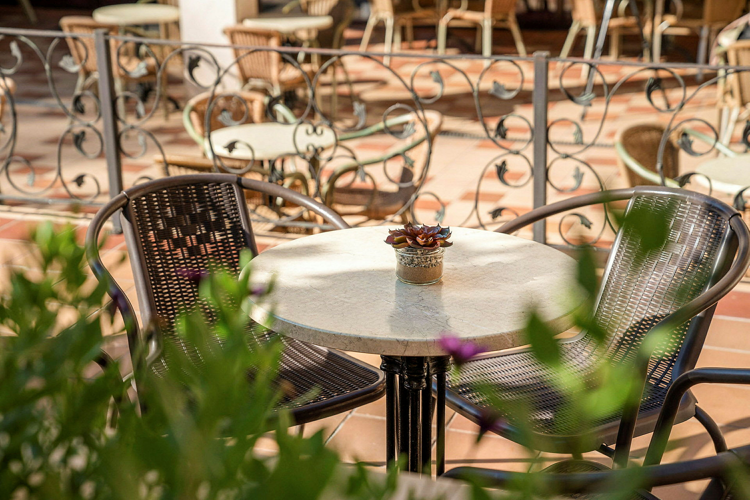 Et bord med to stole på en terrasse. (AI-genereret tekst)