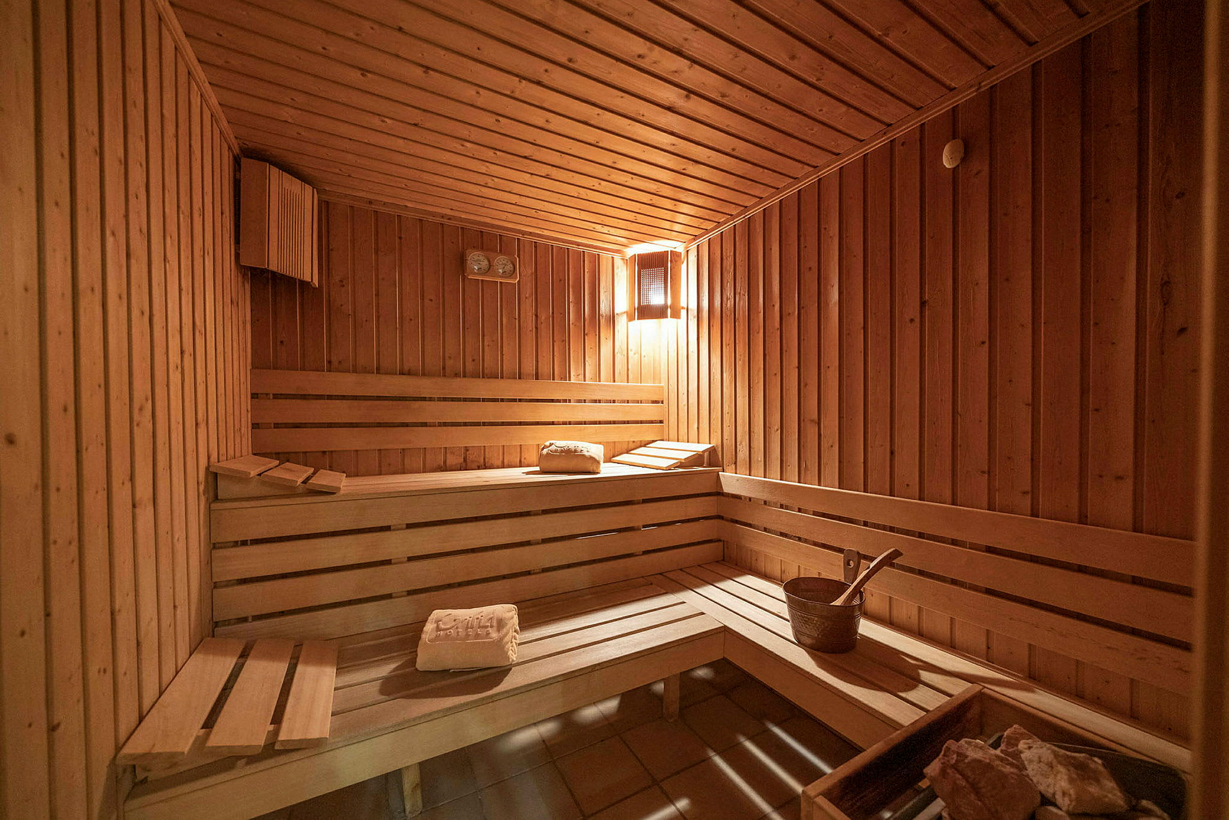 Sauna med træpaneler og bænke. (AI-genereret tekst)