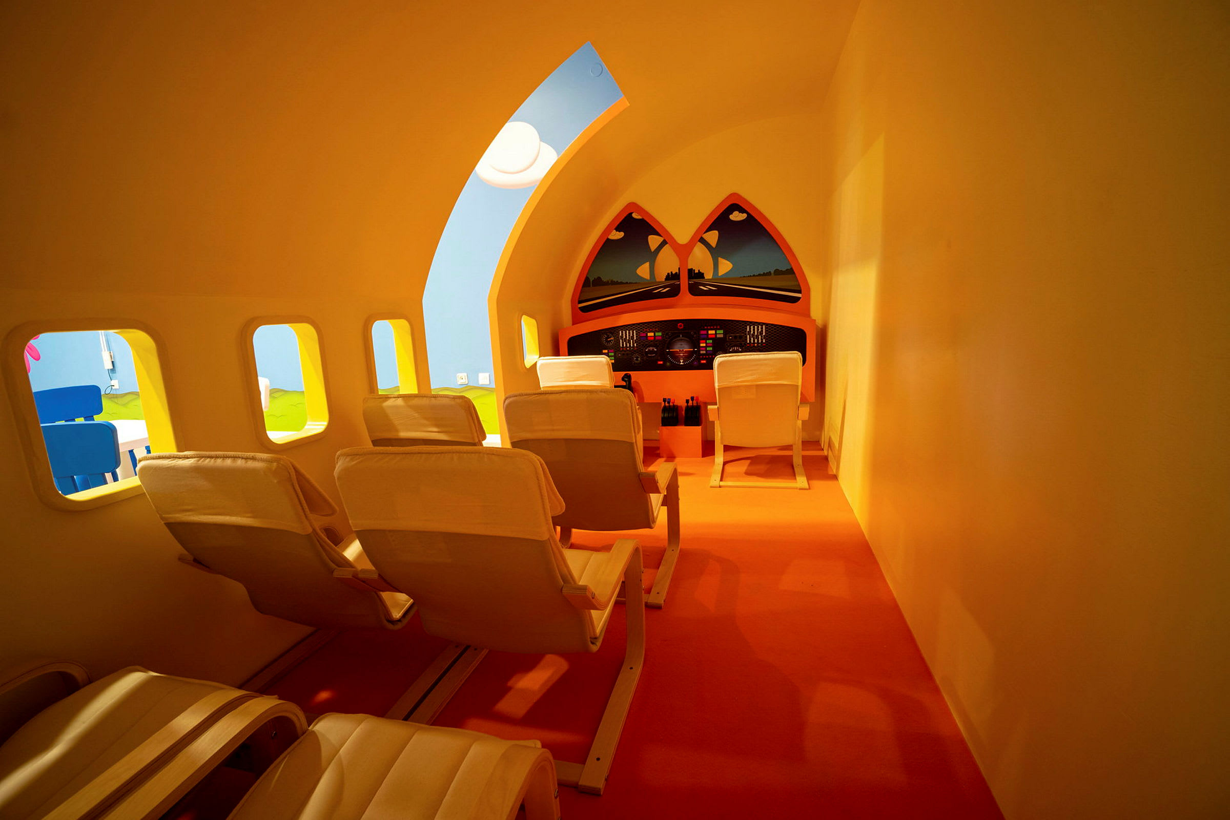 Indre af en legetøjsflymodel med siddepladser og cockpit. (AI-genereret tekst)