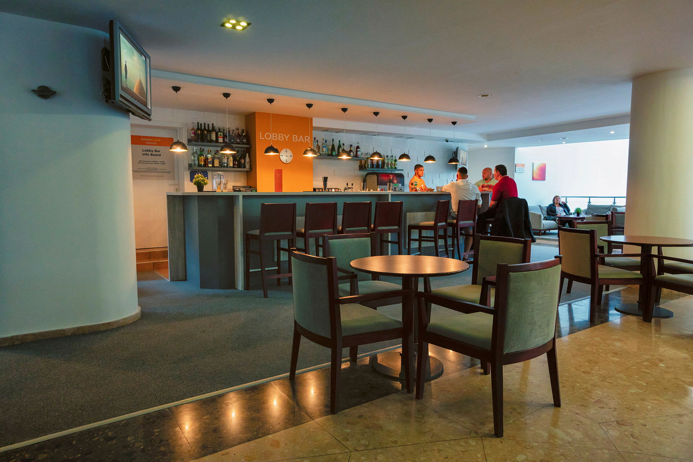 Hotellobby med bar og siddepladser. (AI-genereret tekst)