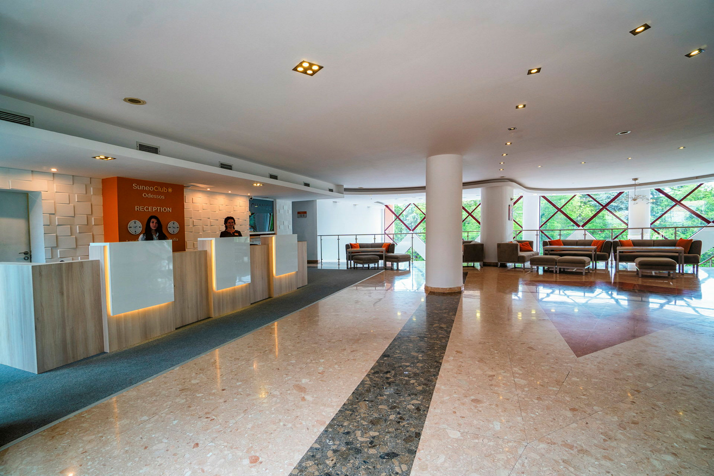 Hotellobby med reception og siddegrupper. (AI-genereret tekst)