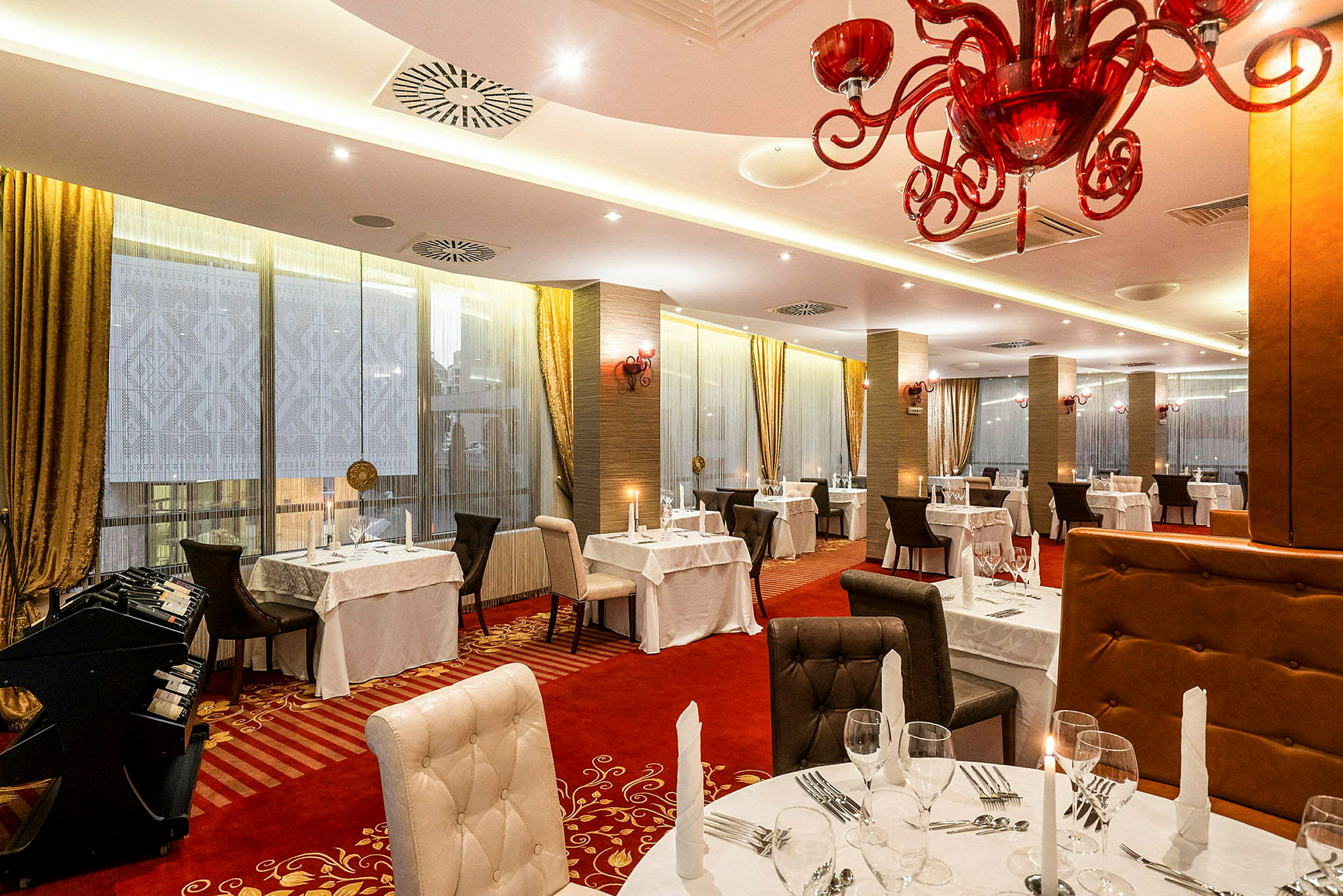 Interiør af en eksklusiv restaurant med dækkede borde og elegant indretning. (AI-genereret tekst)