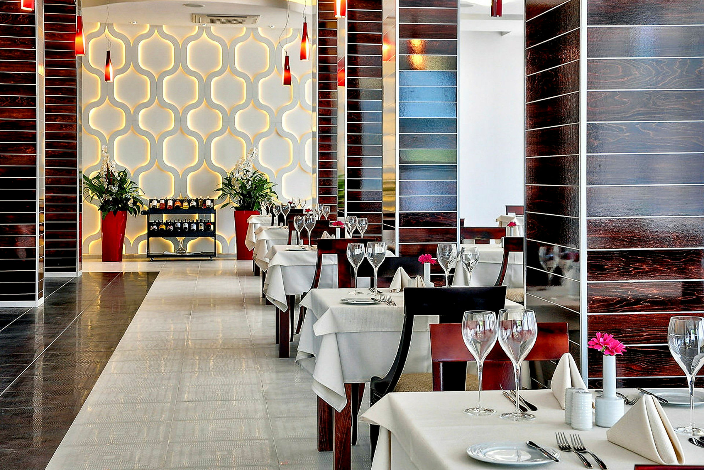 Restaurant med dækkede borde og elegant interiør. (AI-genereret tekst)