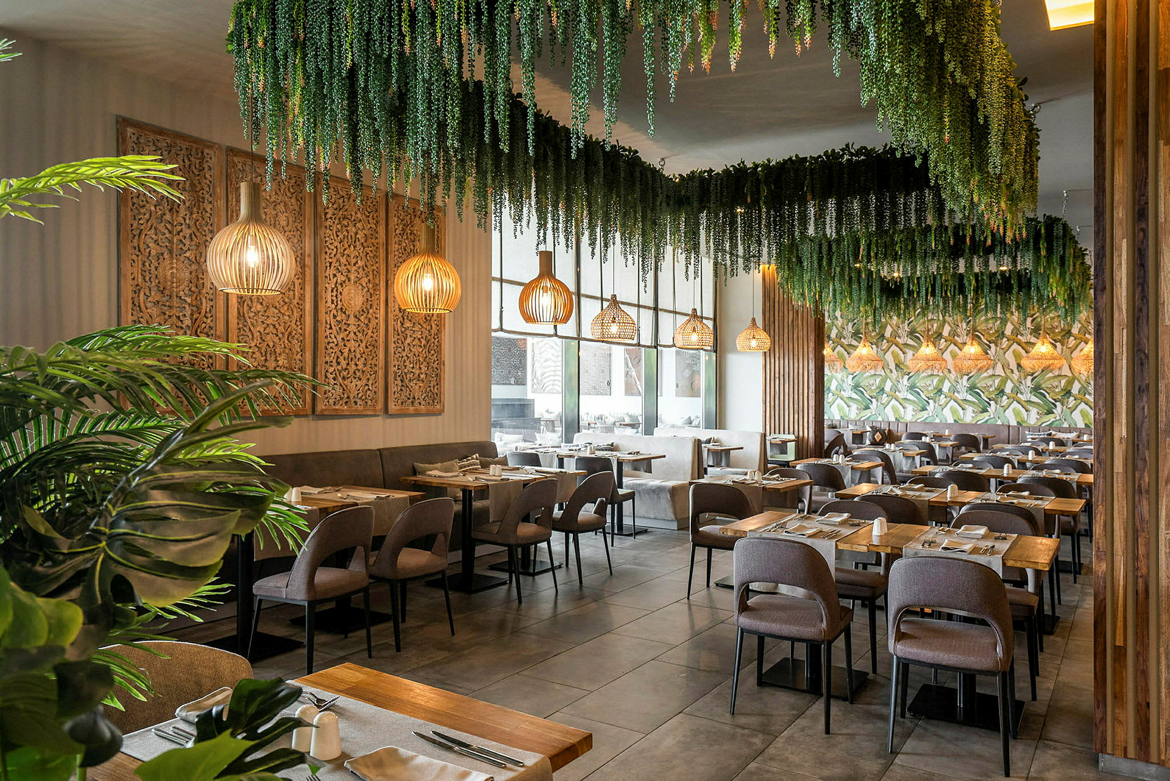Interiør af en restaurant med dekorative planter og træmøbler. (AI-genereret tekst)
