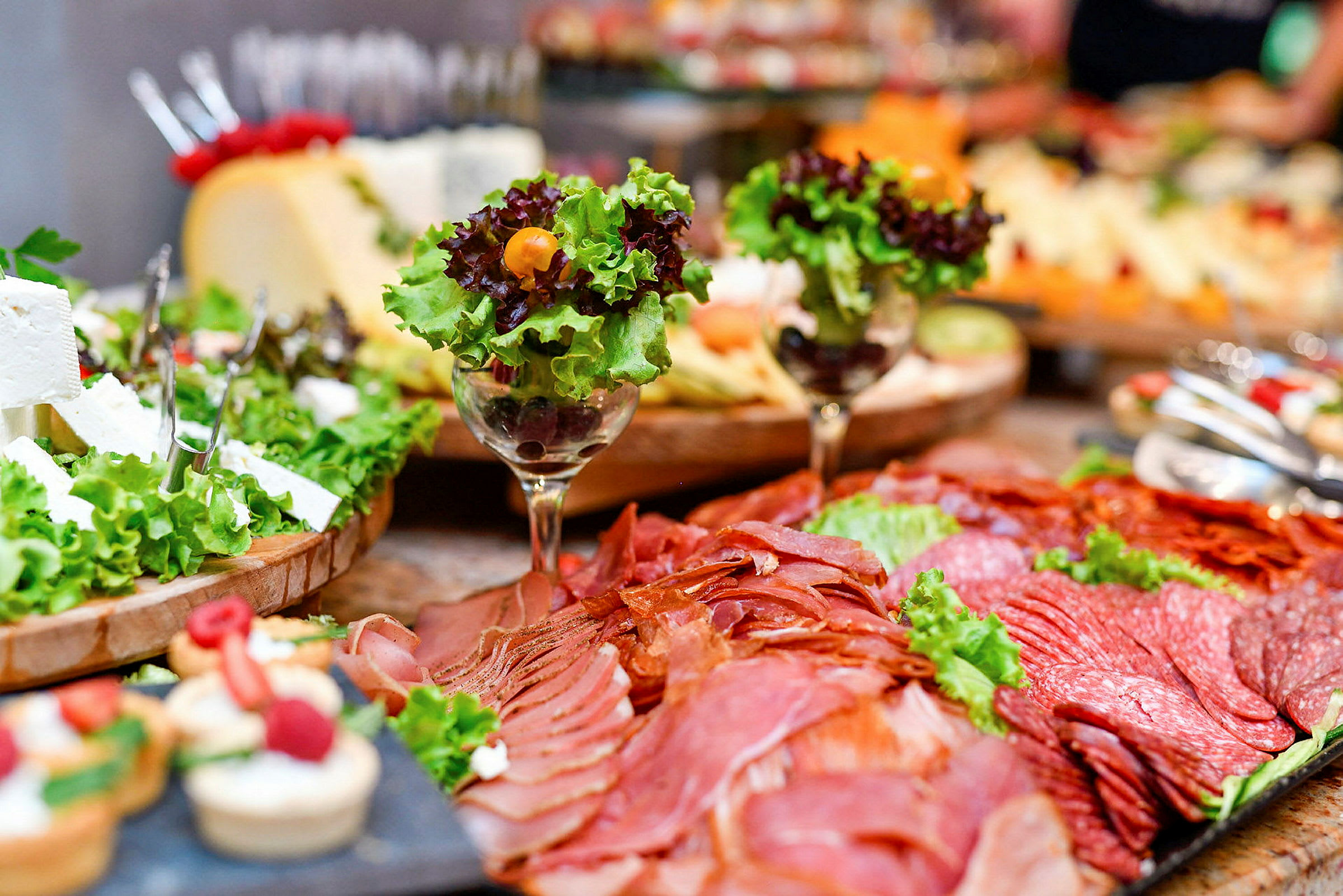 Buffetbord med forskellige charcuterivarer, oste og dekorationer. (AI-genereret tekst)