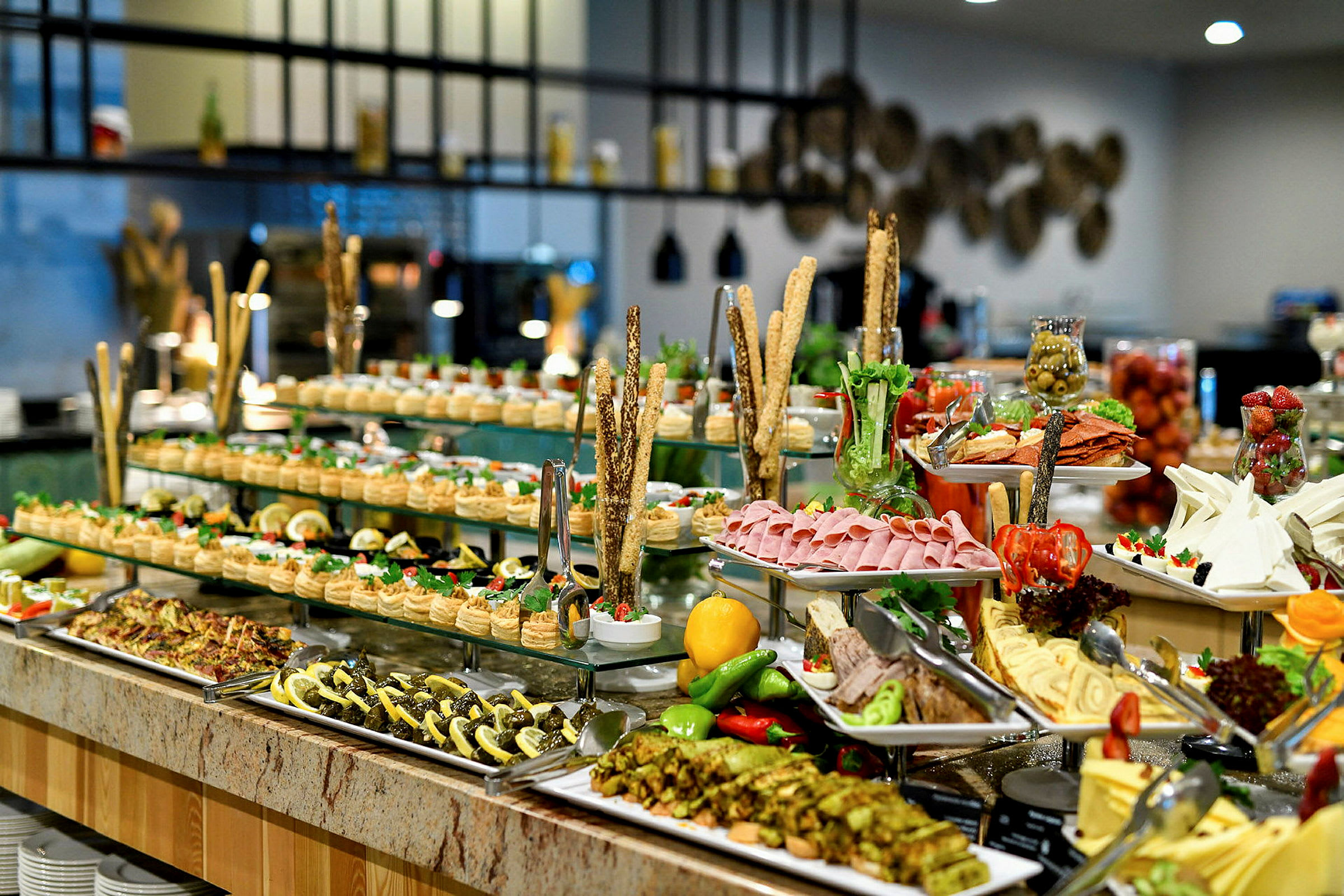 Buffet med forskellige retter og dekorationer. (AI-genereret tekst)