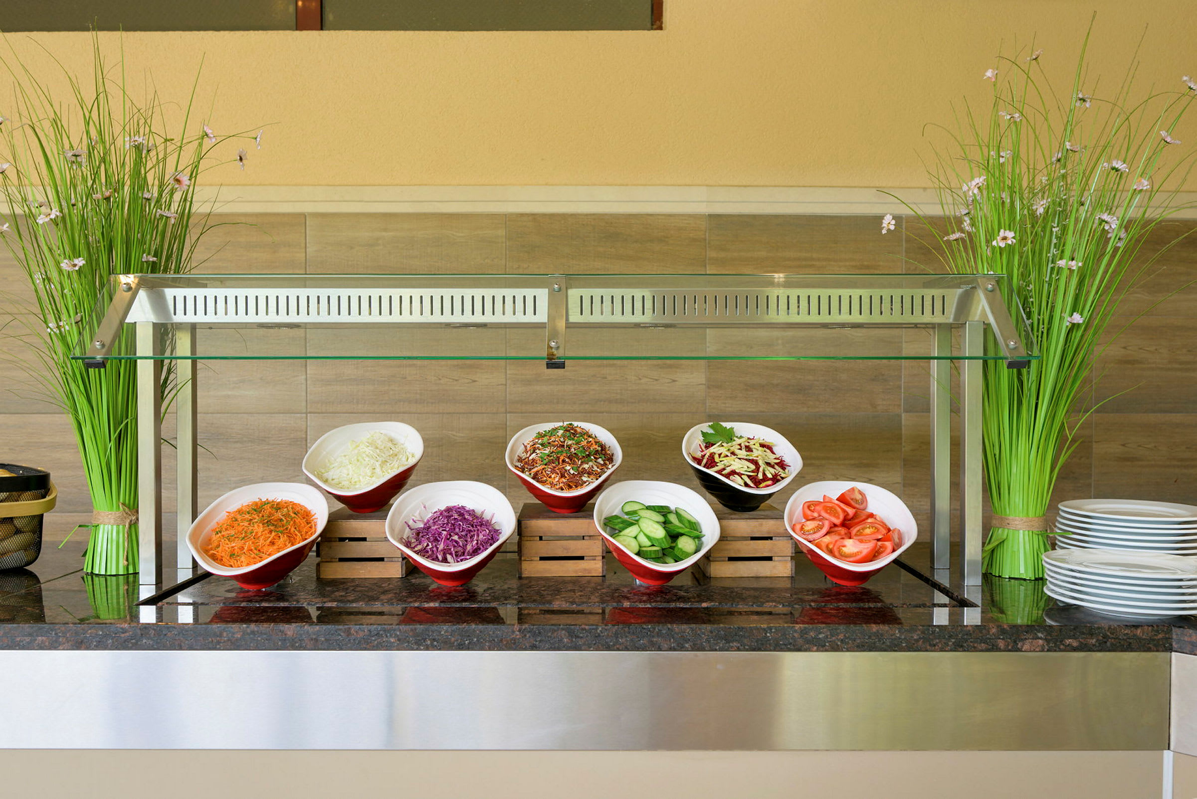 Buffet med salatingredienser i skåle. (AI-genereret tekst)