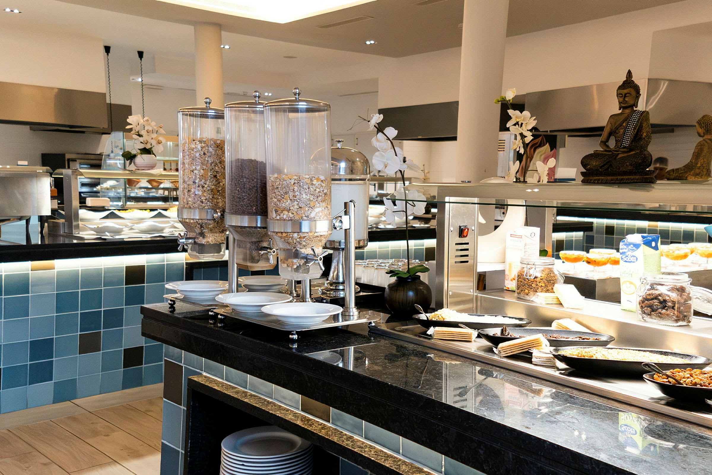 Buffet med forskellige madmuligheder og drikkebeholdere i moderne omgivelser. (AI-genereret tekst)