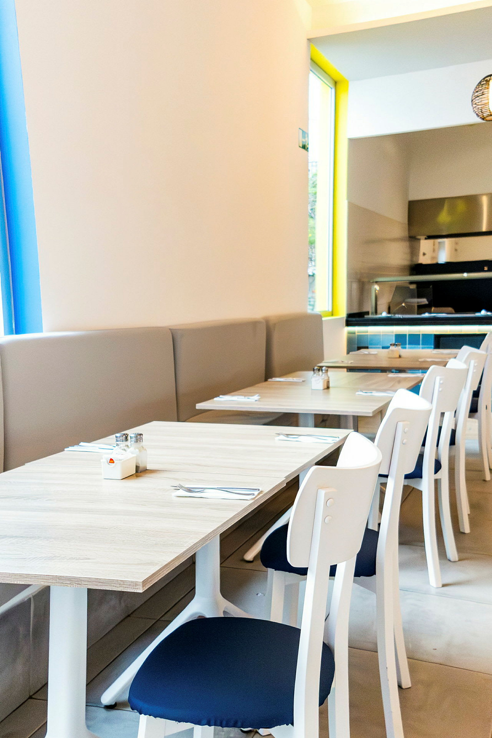 Borde og stole i et moderne restaurantmiljø. (AI-genereret tekst)