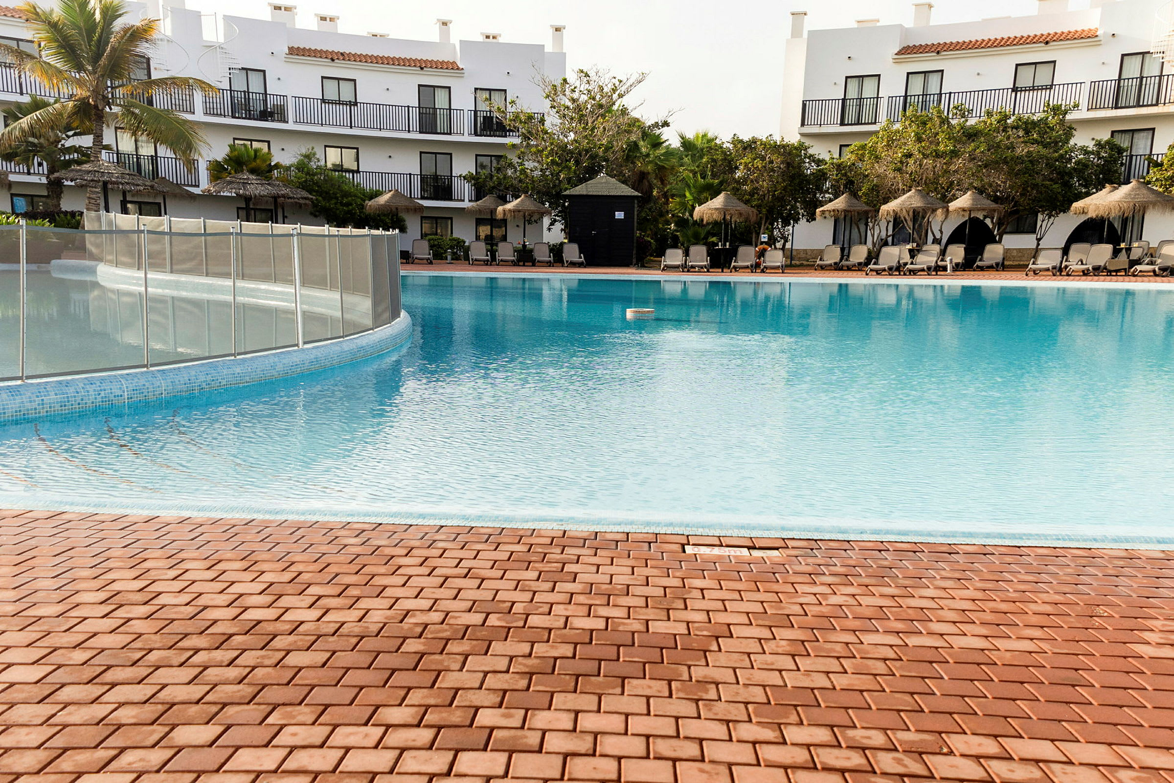 Udendørs swimmingpool ved en feriekompleks. (AI-genereret tekst)