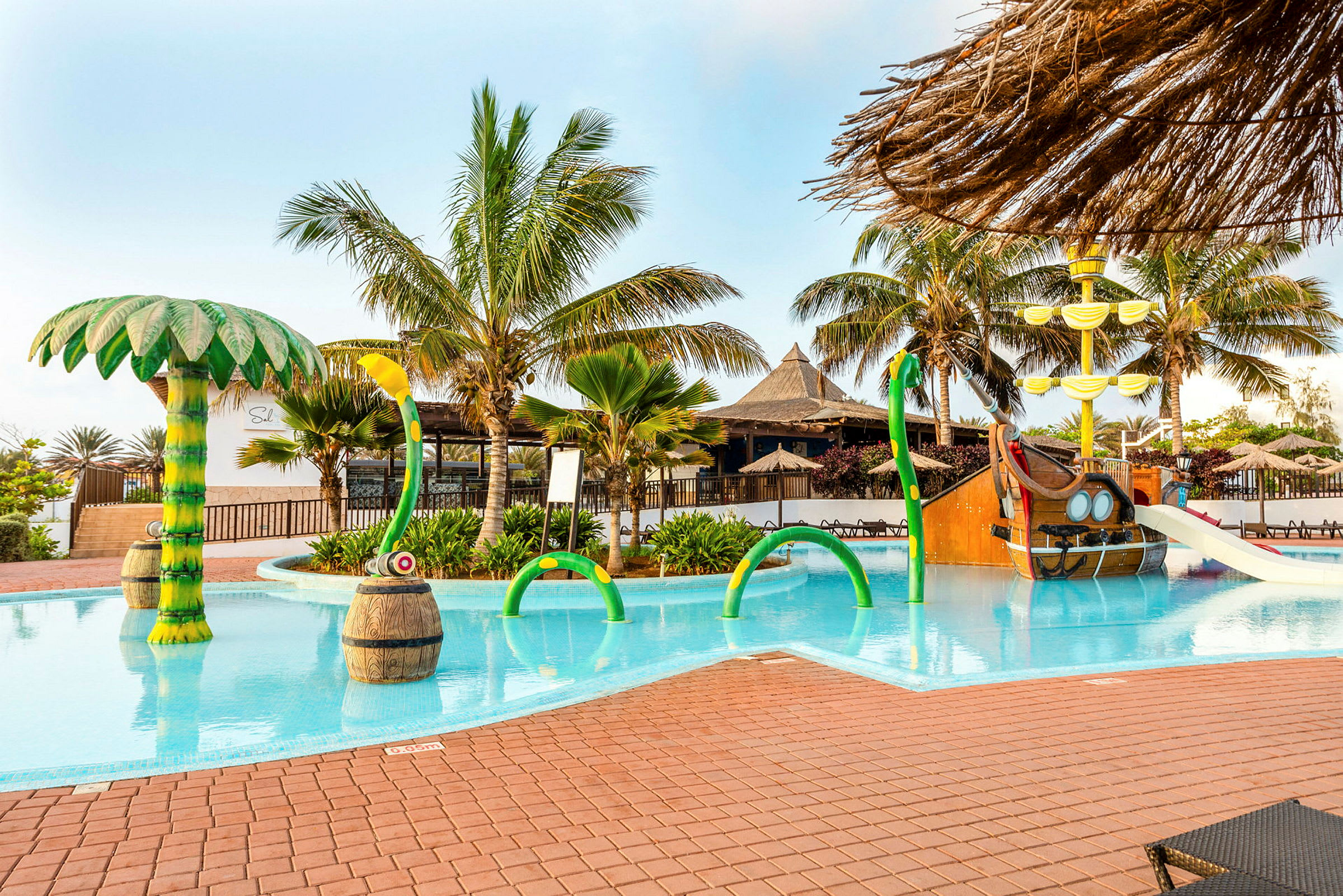 Børnepoolen med sørørverskib på nabohotellet Meliá Dunas Beach Resort & Spa, som også børn på Sol Dunas Family Fun må benytte