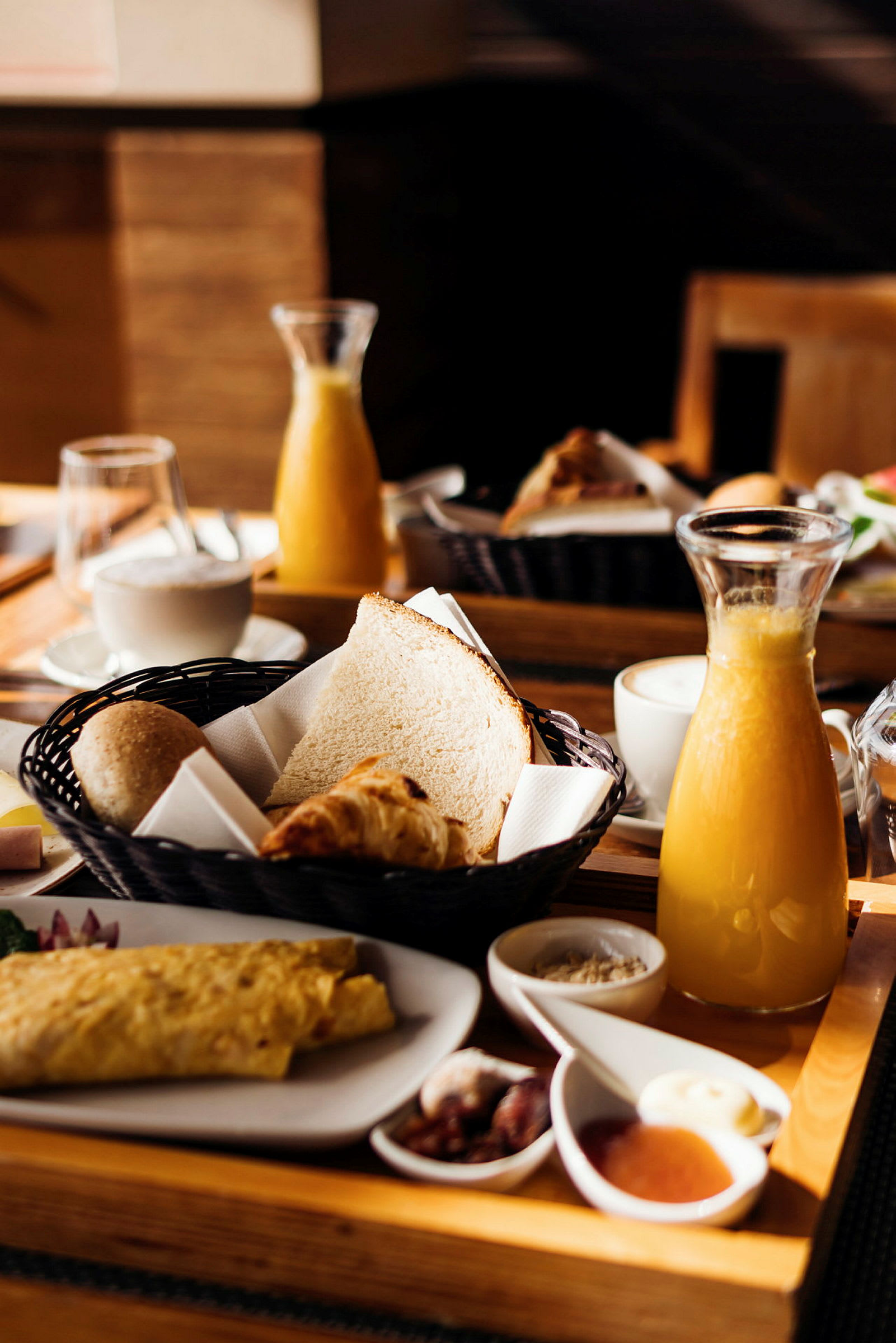 Billede af en morgenmad med brød, croissant, juice og kaffe. (AI-genereret tekst)