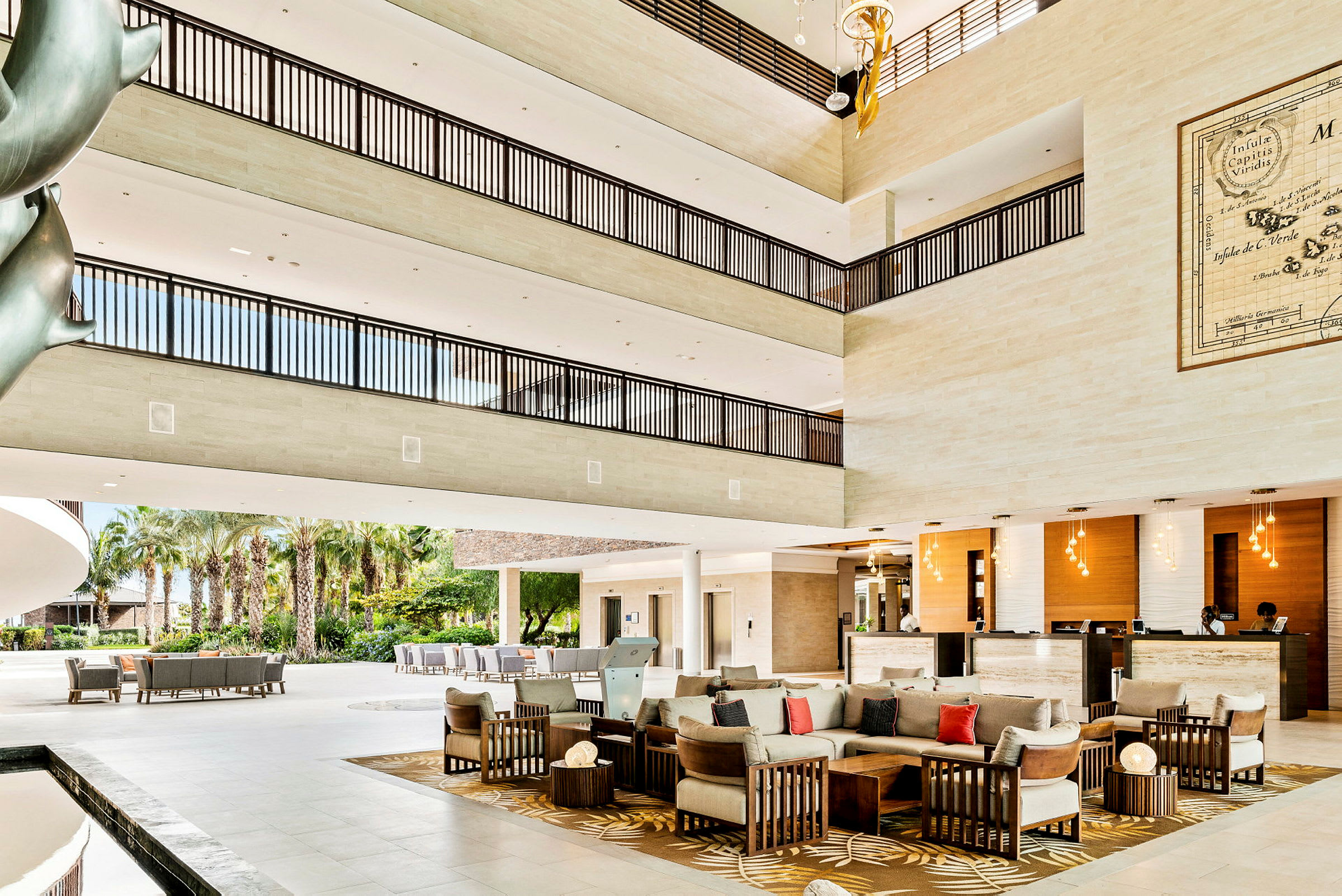 Interiør af et hotel med siddeområder og reception. (AI-genereret tekst)