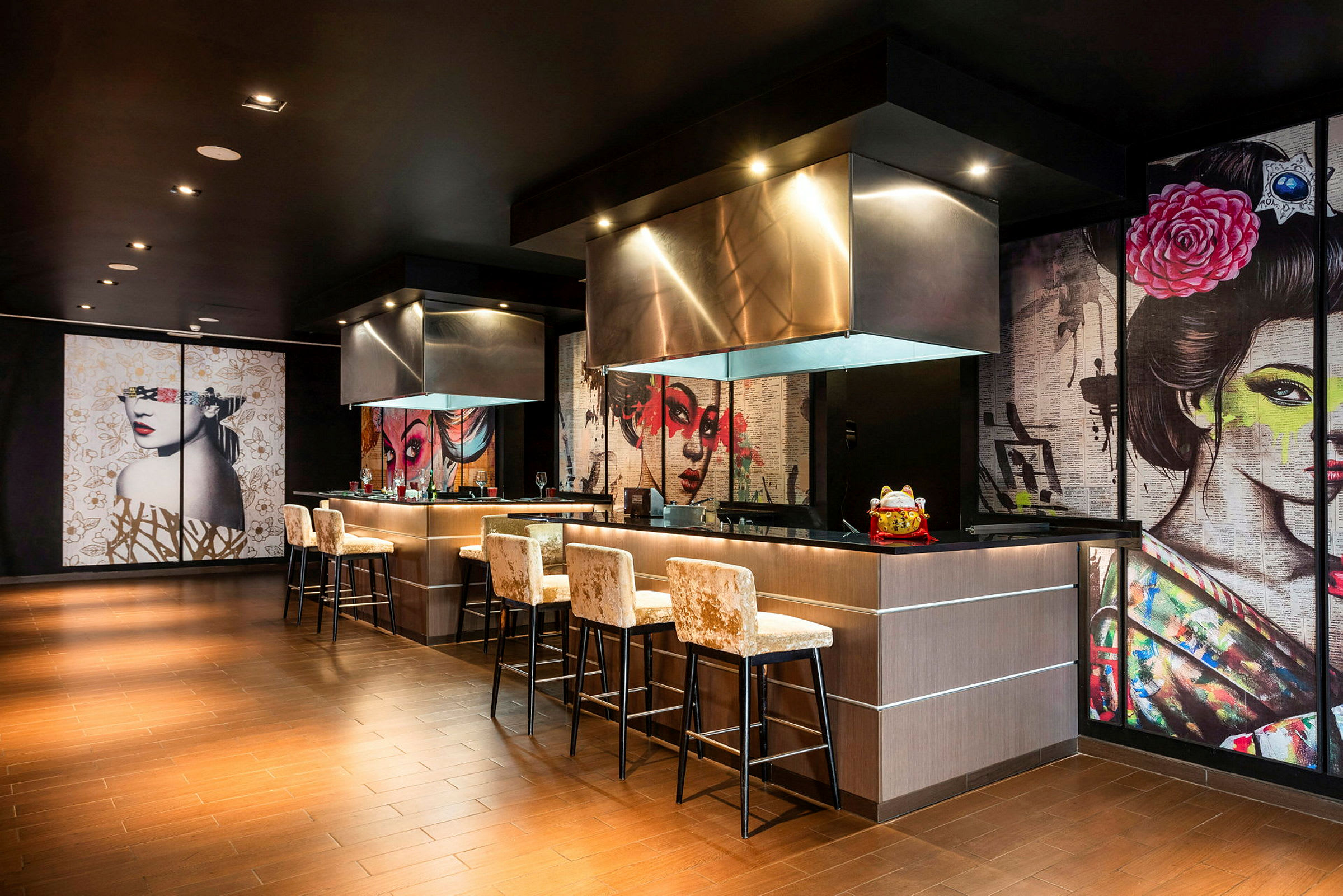 Interiør af en moderne bar med kunstneriske vægmalerier og siddepladser. (AI-genereret tekst)