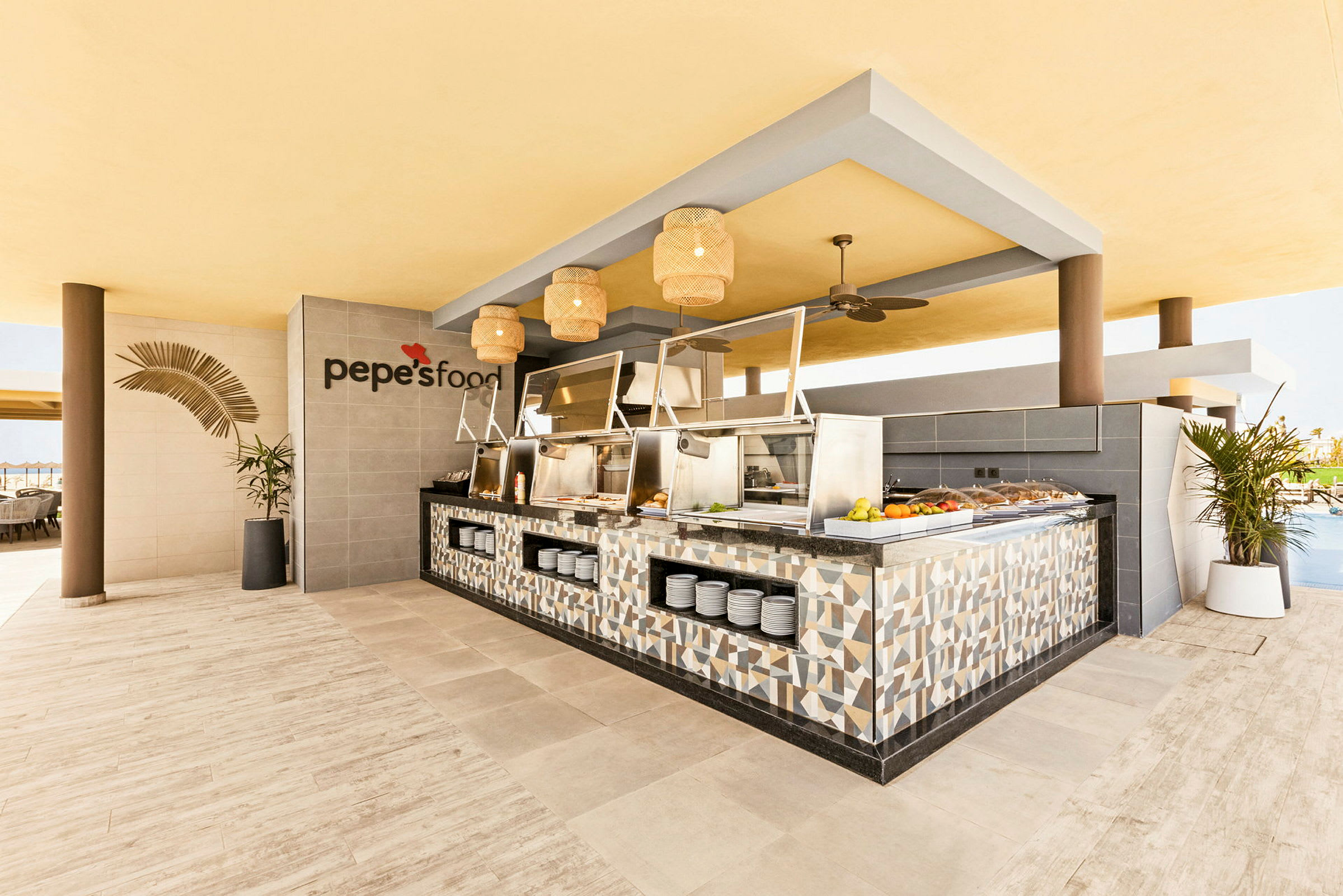 En restaurant med moderne indretning og en buffet med forskellige retter. (AI-genereret tekst)