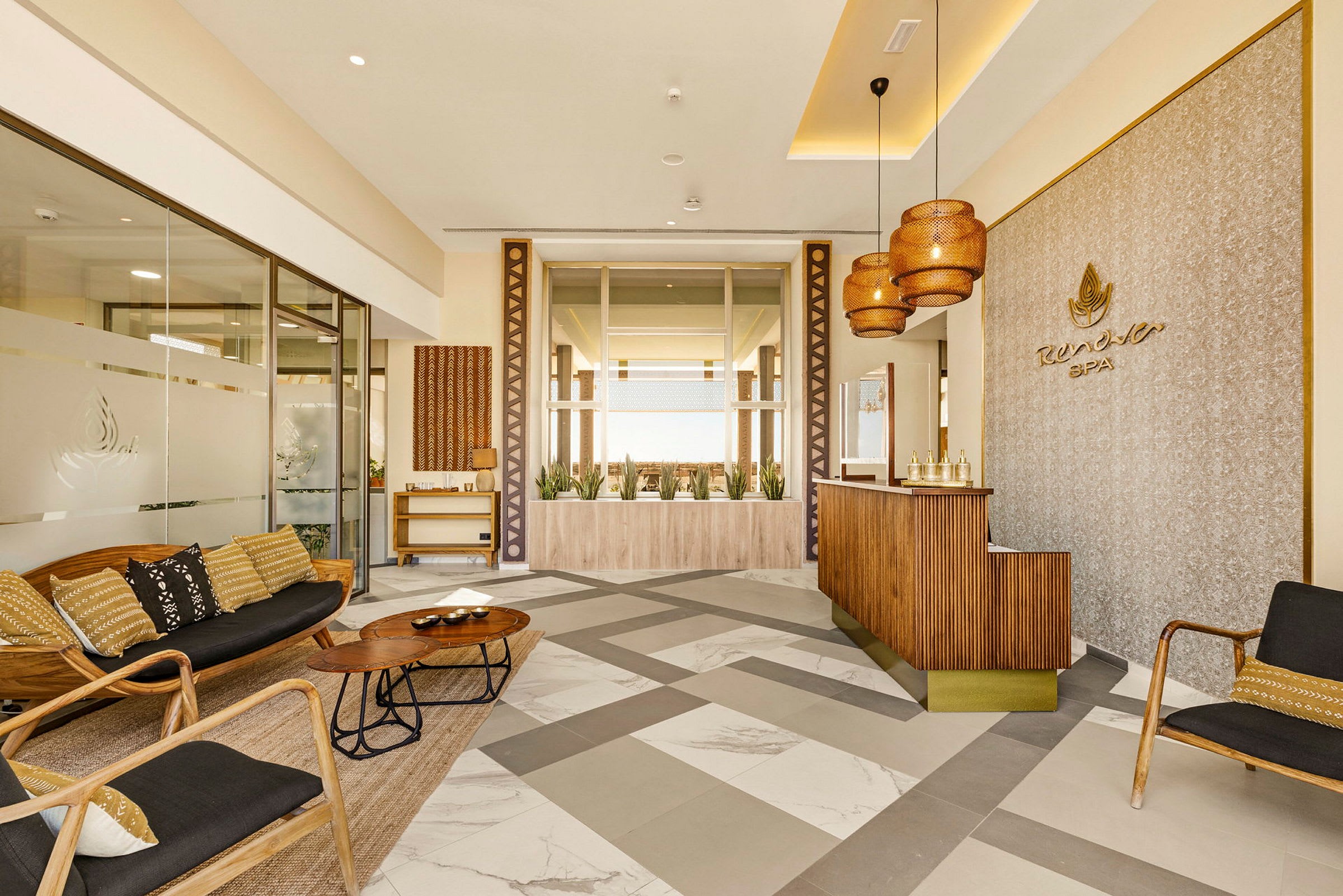 En elegant spa-stue med træmøbler, designstole, behagelige puder og moderne detaljer. (AI-genereret tekst)