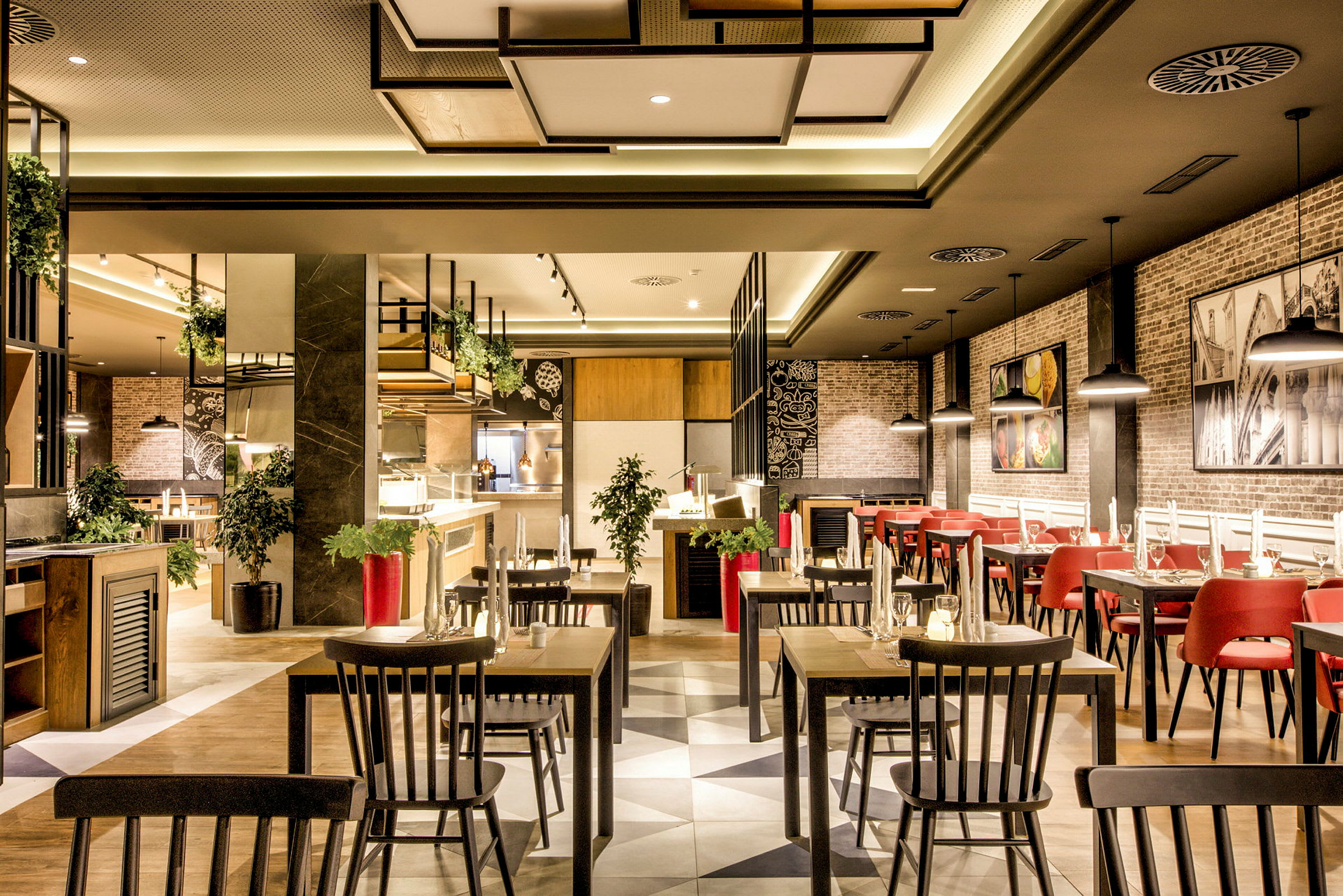 En elegant indrettet restaurant med træmøbler, røde og sorte stole samt vægdekorationer. (AI-genereret tekst)