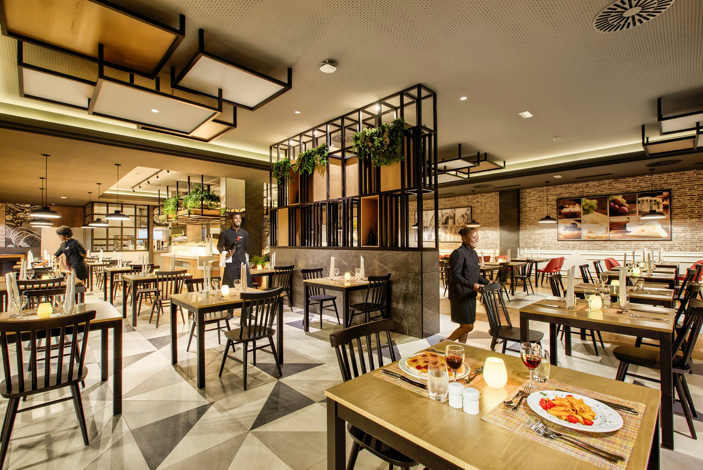 Interiør af en moderne restaurant med elegant indretning, dækkede borde og belyst atmosfære. (AI-genereret tekst)