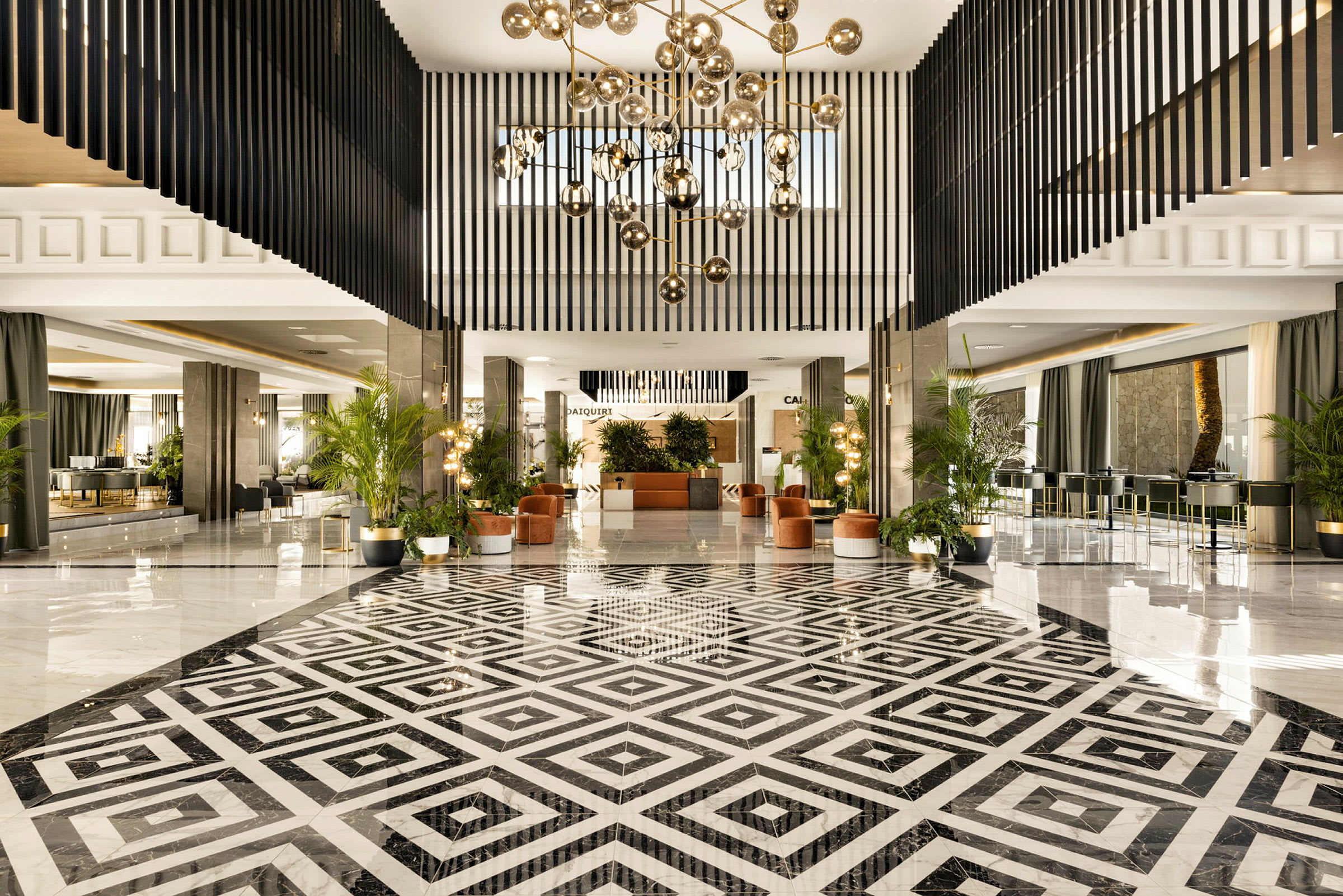 Hotellets lobby med elegante møbler, geometrisk mønstret gulv og moderne belysningsdetaljer. (AI-genereret tekst)