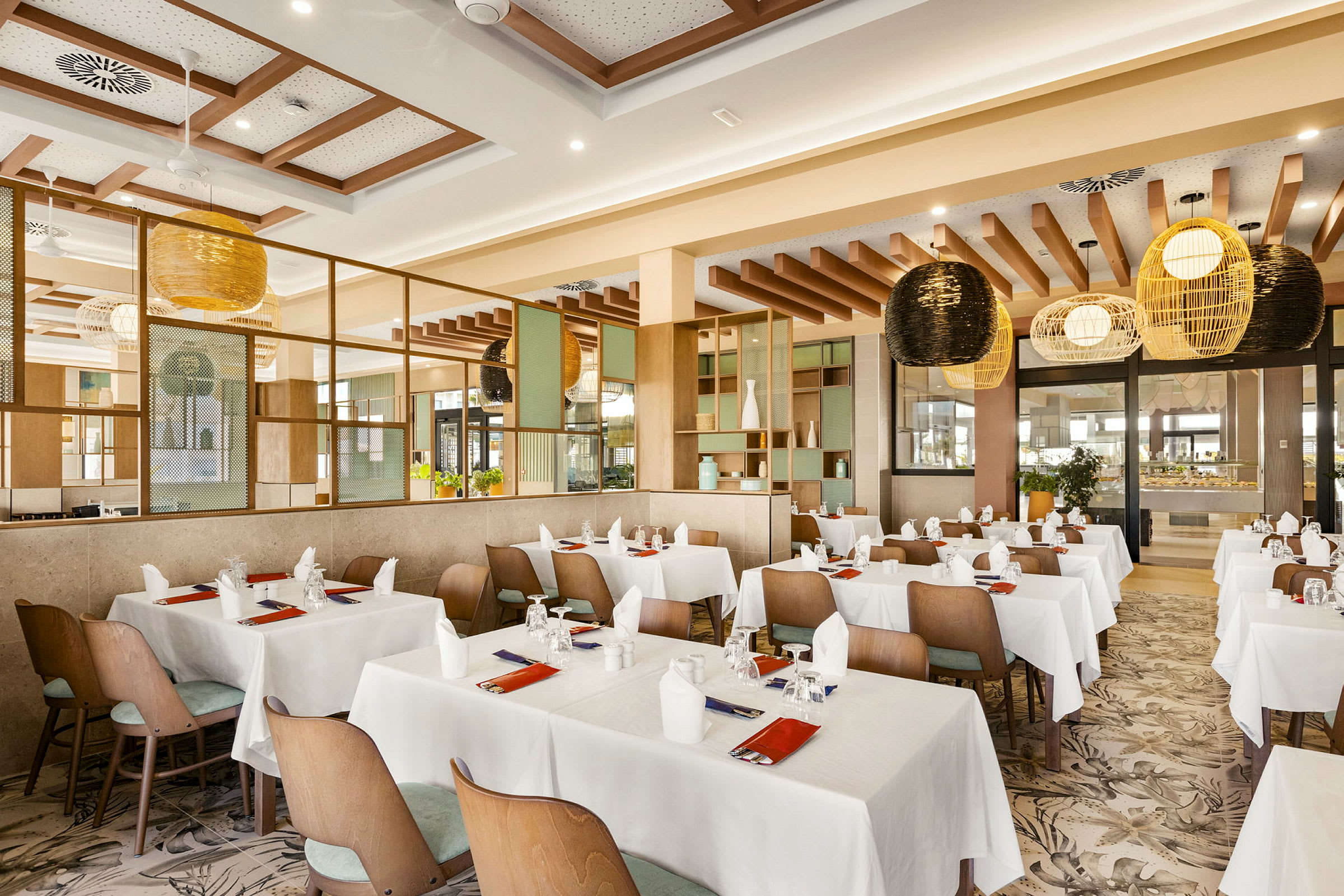En moderne restaurant med dækkede borde, hvide duge og stole samt dekorative lamper i loftet. (AI-genereret tekst)