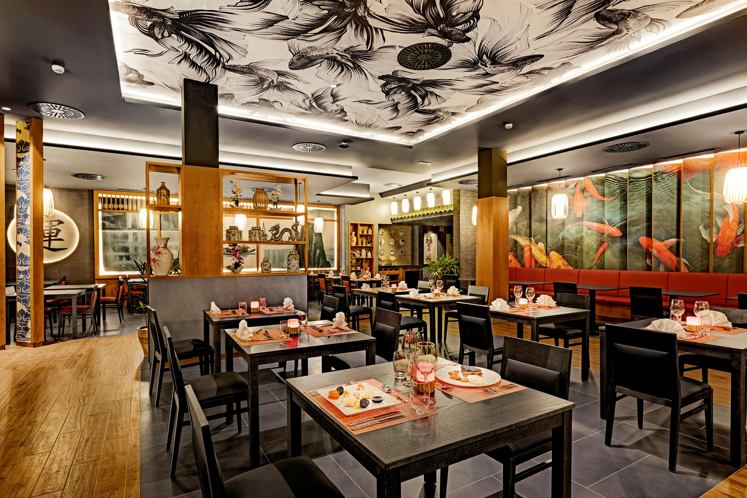 En elegant restaurantindretning med borde, stole, dekorative genstande og et loftpanel med fiskemønstre. (AI-genereret tekst)