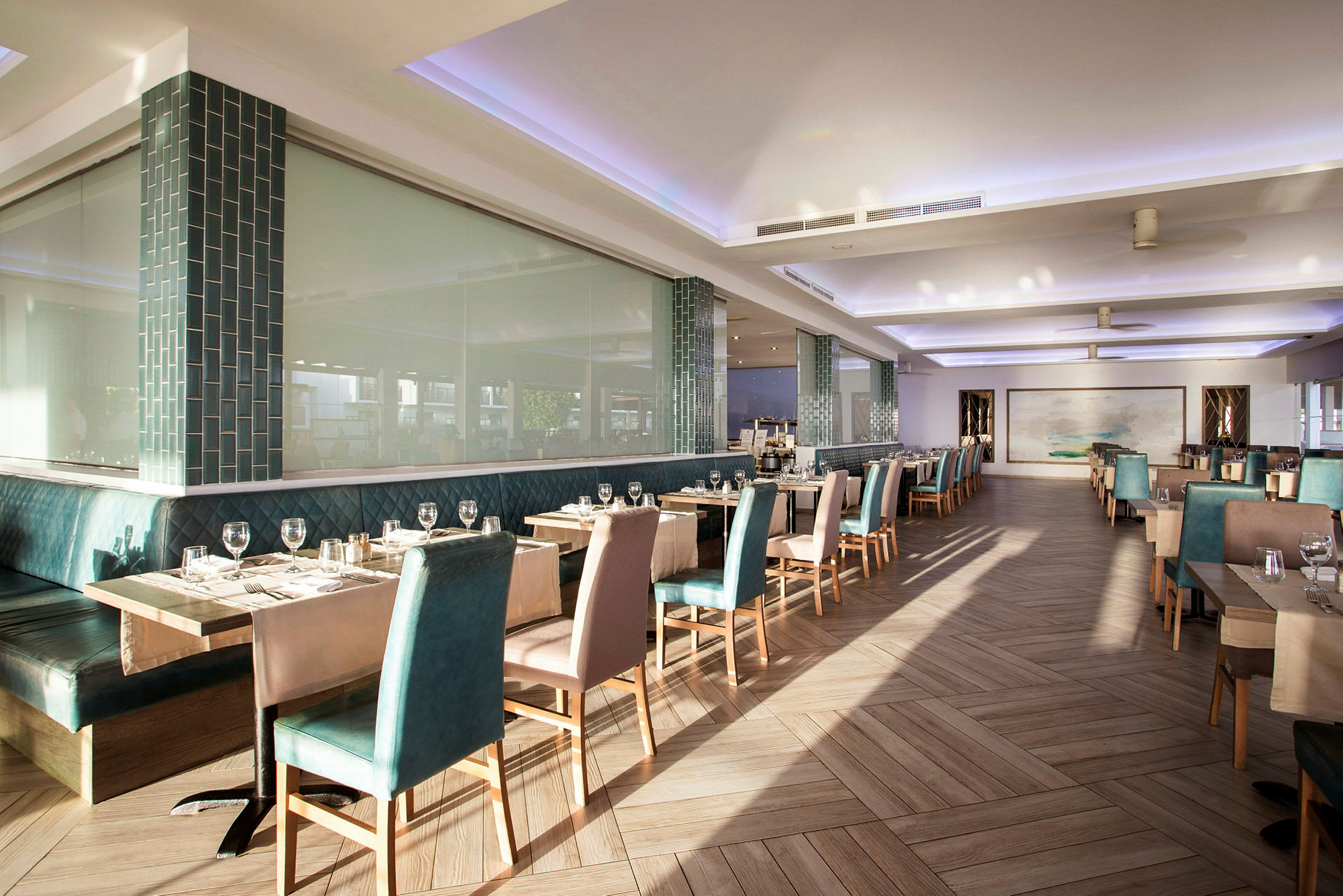 Interiør af en moderne restaurant med borde og stole opstillet i rækker. (AI-genereret tekst)