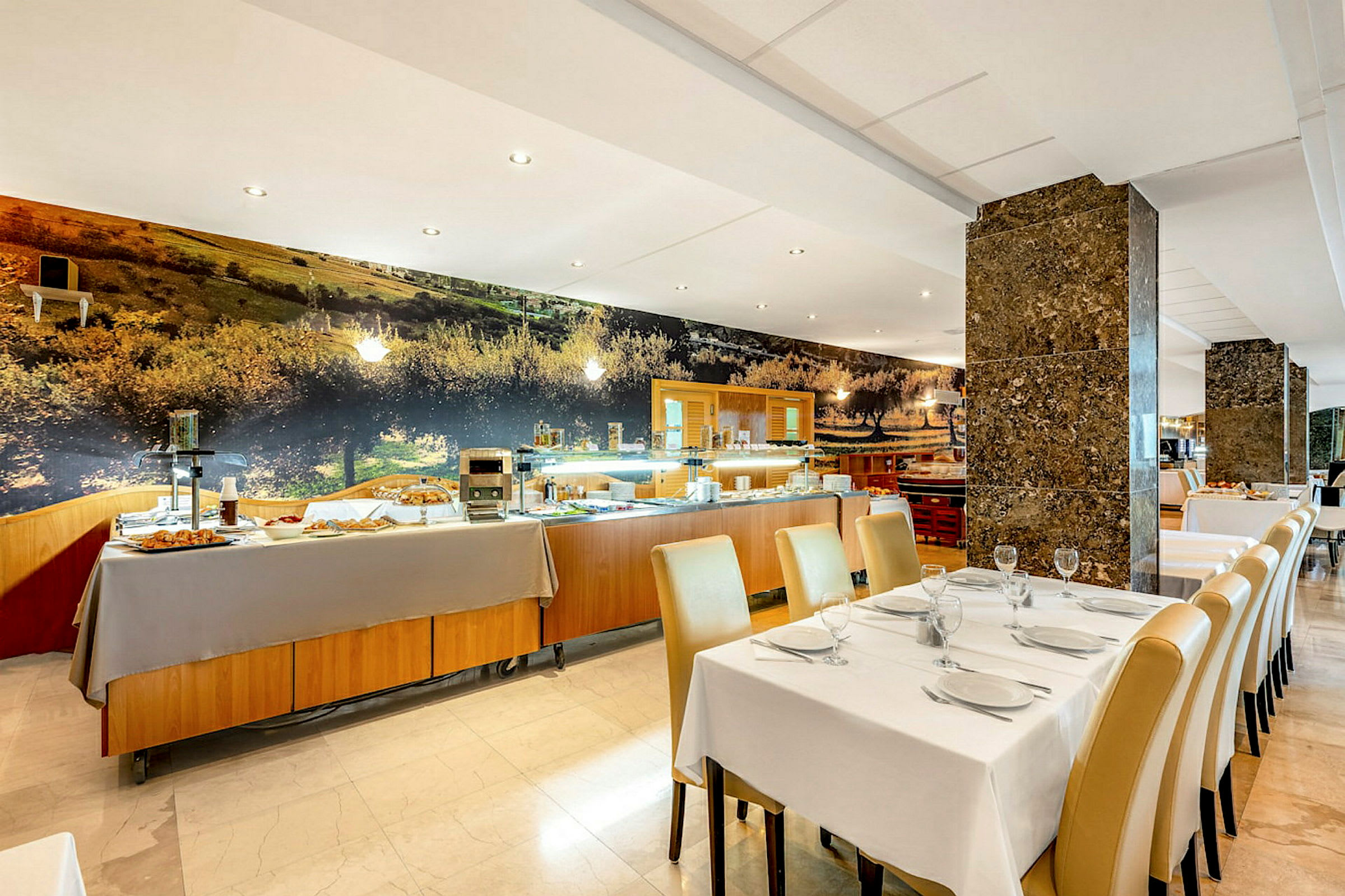 En restaurantinteriør med dækkede borde og en buffet opstillet i baggrunden. (AI-genereret tekst)