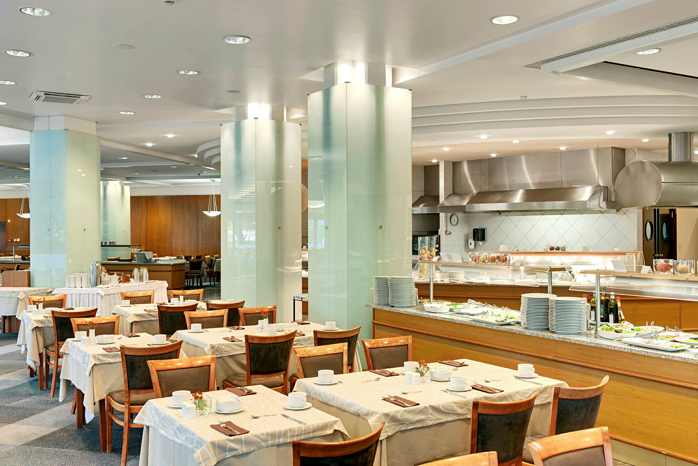 Restaurant med dækkede borde og buffetområde. (AI-genereret tekst)