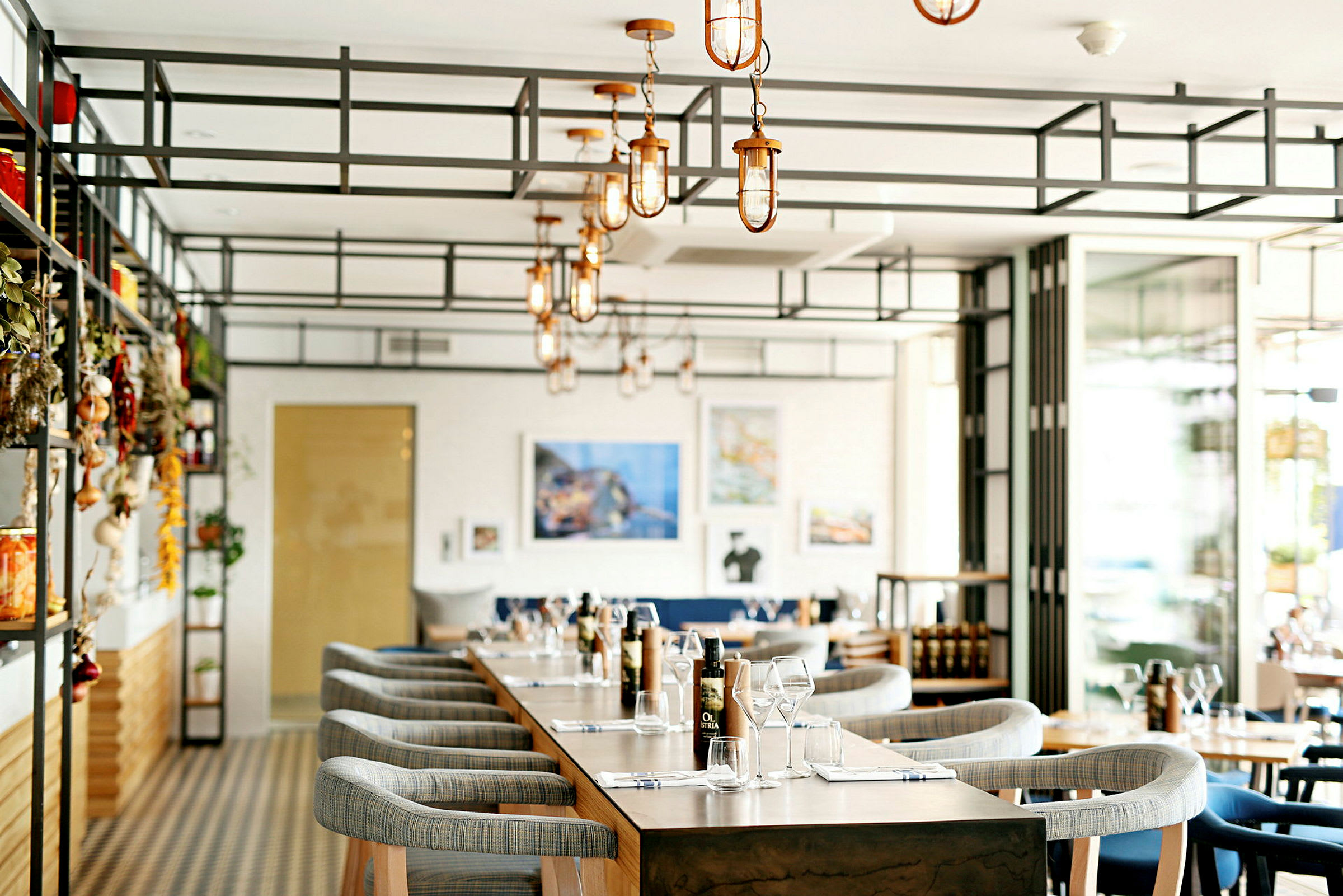 Moderne restaurantmiljø med borde dækket til måltid. (AI-genereret tekst)