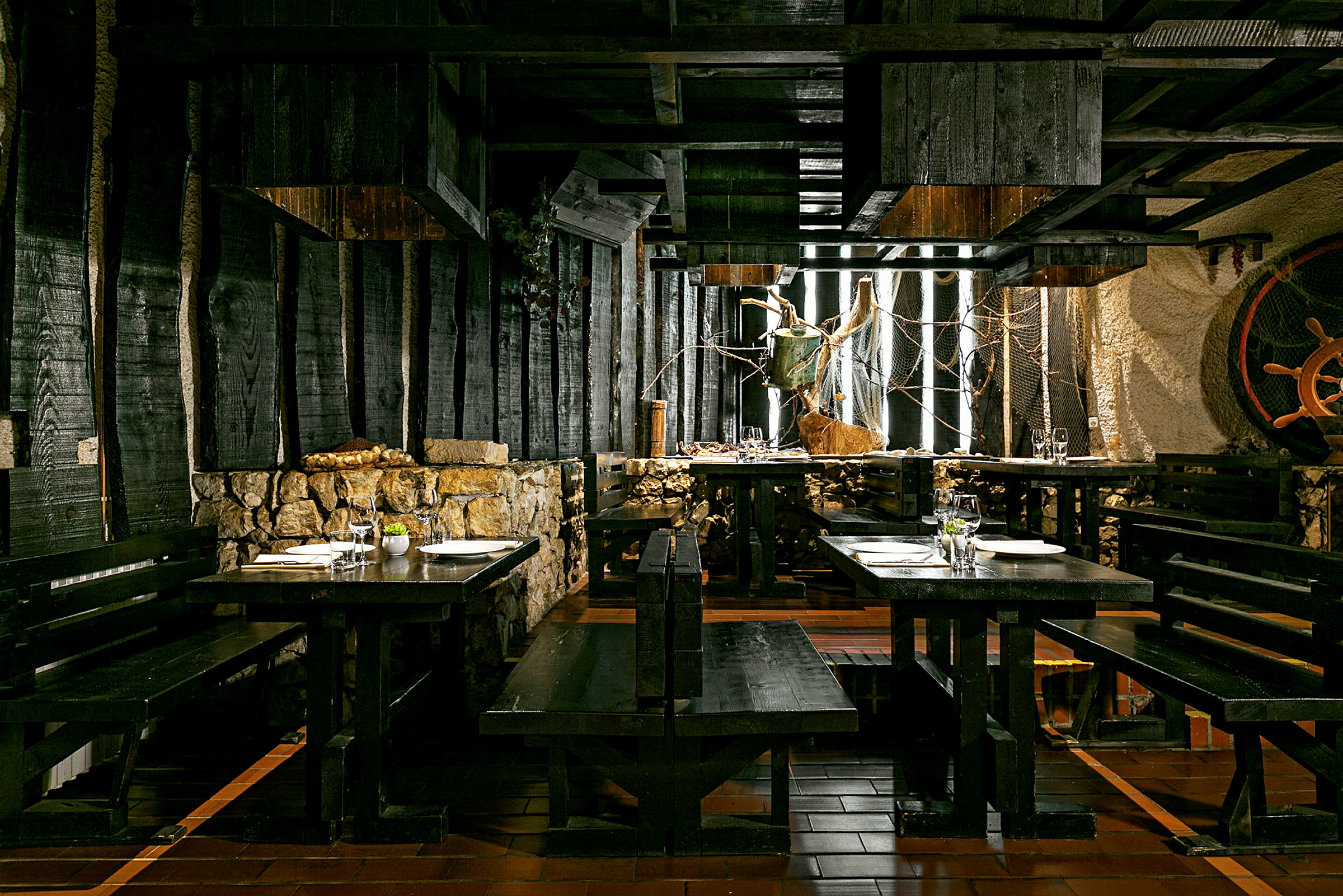 En restaurant med maritimt interiør og rustikke træborde. (AI-genereret tekst)