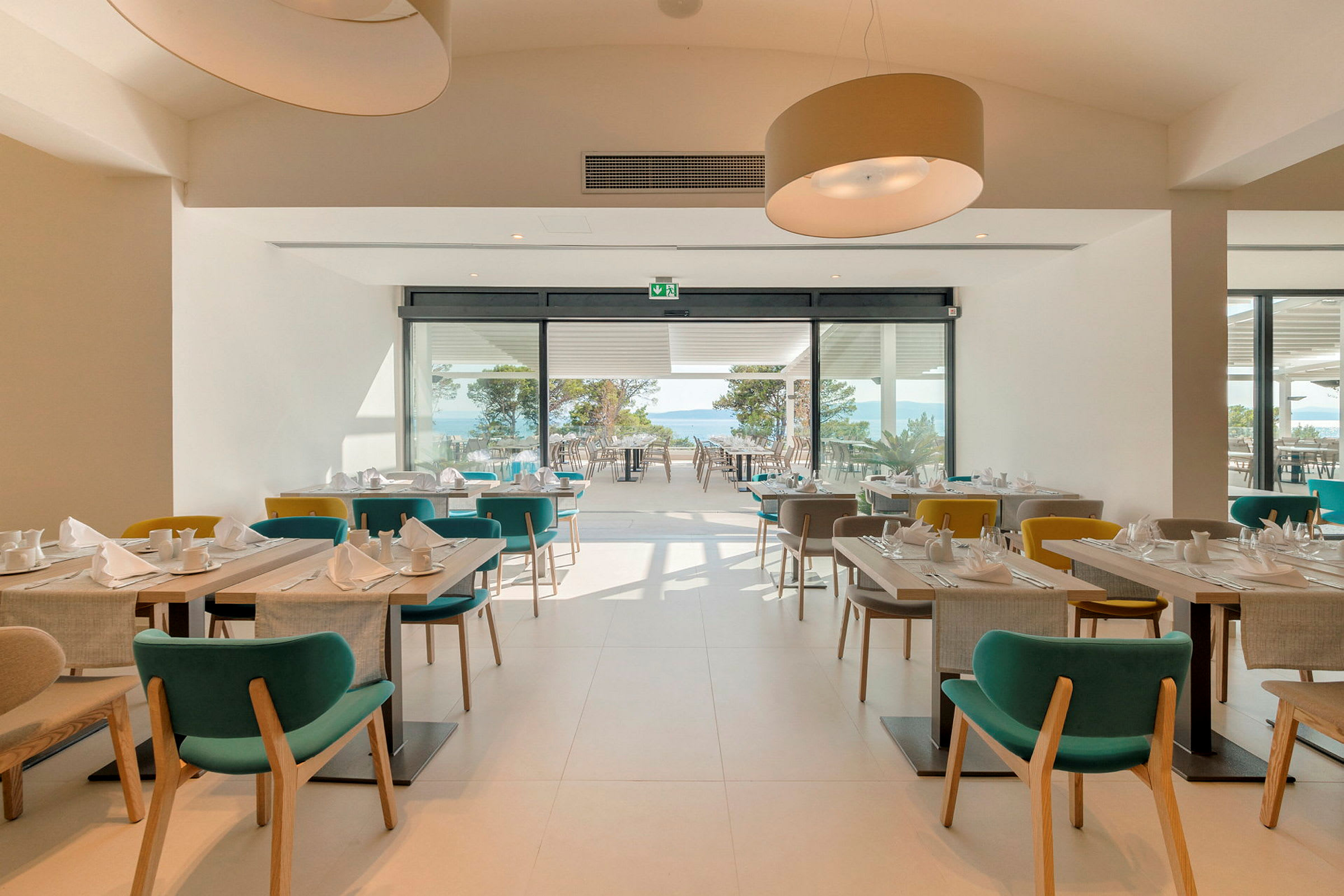 En moderne restaurant med store vinduer og havudsigt. (AI-genereret tekst)