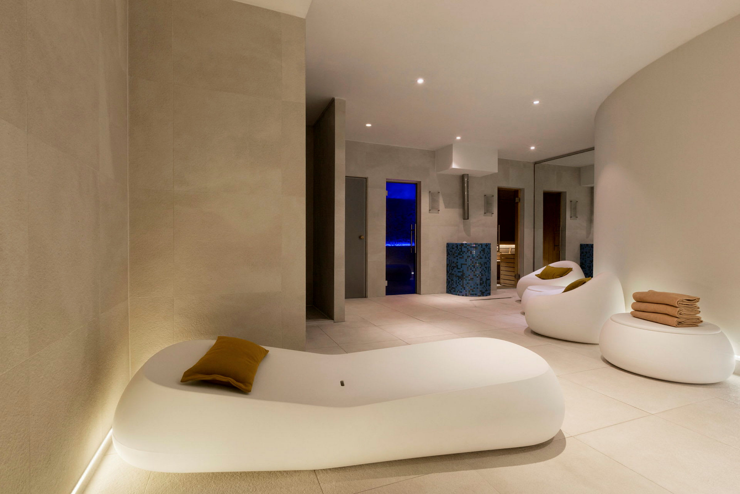 Moderne spa med hvide møbler og beige vægge. (AI-genereret tekst)