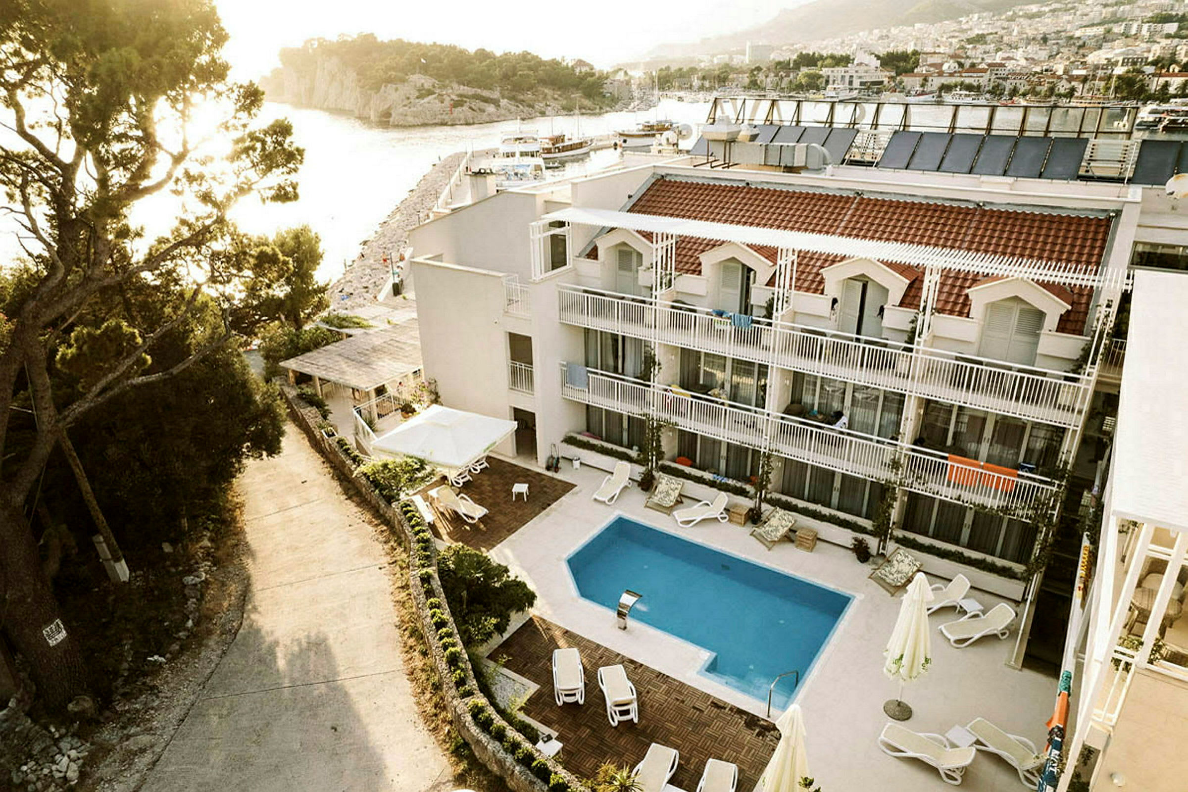Hotel med pool og udsigt over stranden. (AI-genereret tekst)