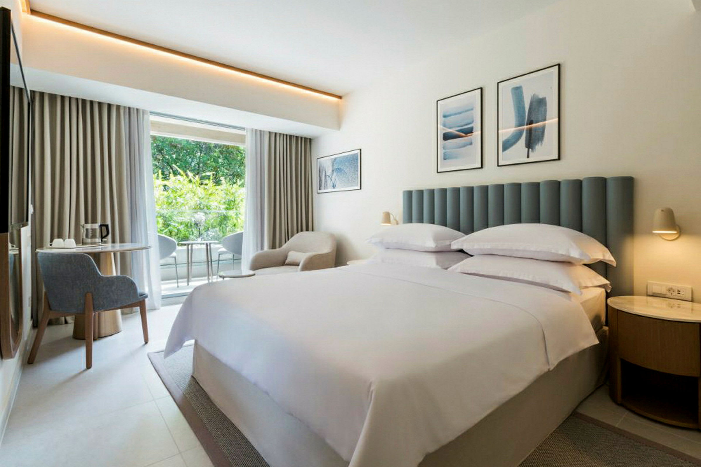 Hotelværelse med dobbeltseng og lys indretning. (AI-genereret tekst)