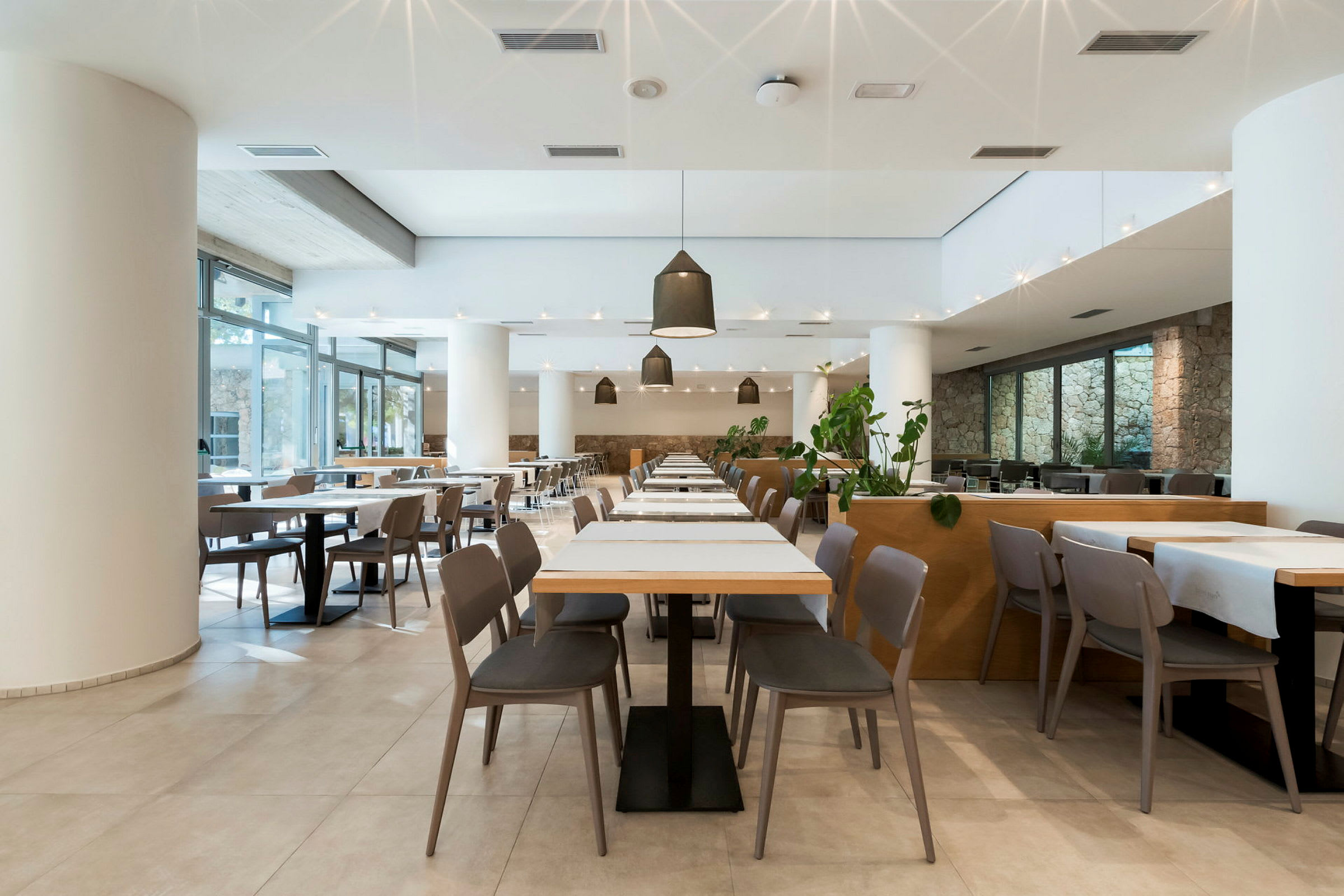 Stilfuldt indrettet restaurant med borde og stole. (AI-genereret tekst)
