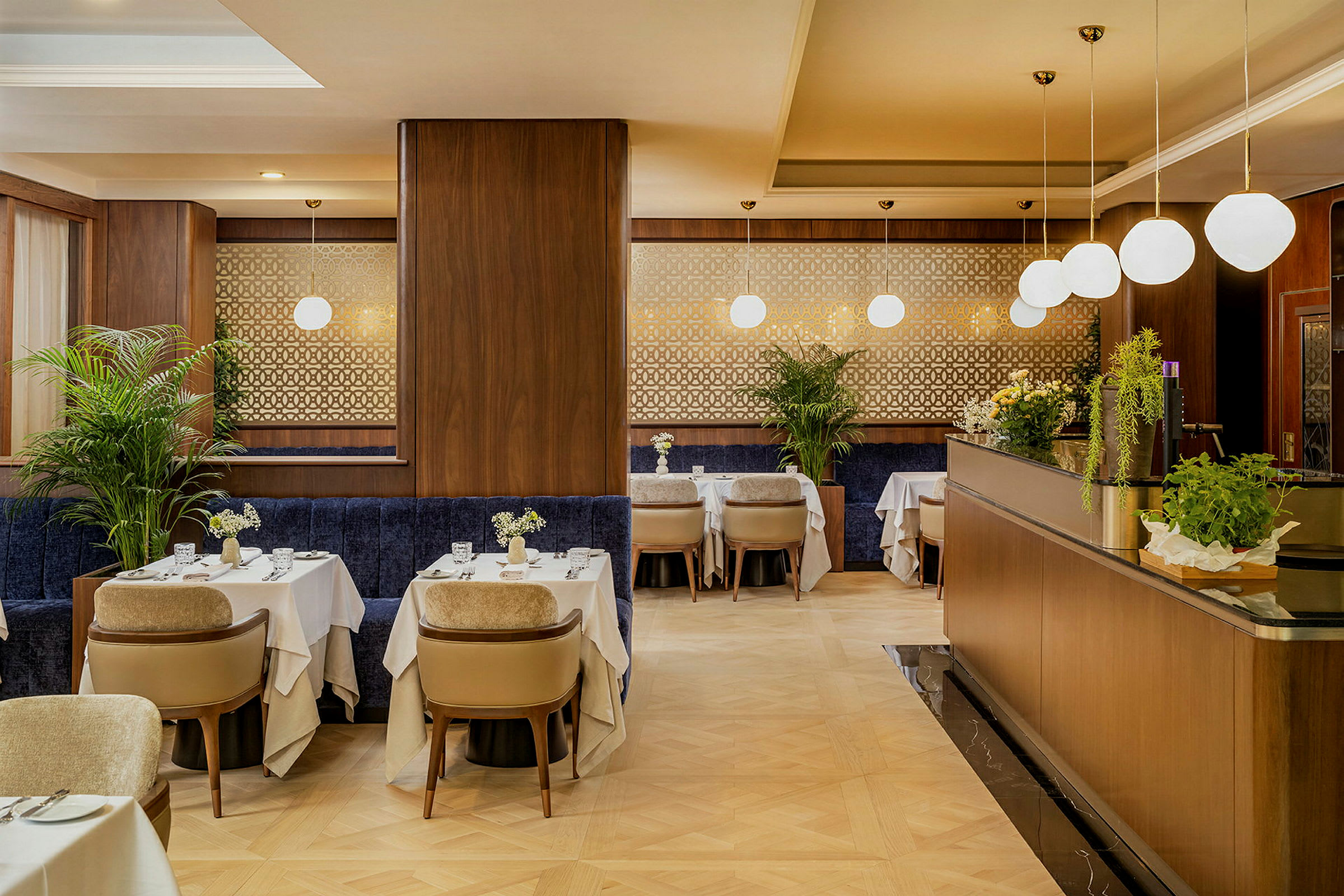 En elegant restaurant med hvide duge, lamper og blomsterarrangementer. (AI-genereret tekst)